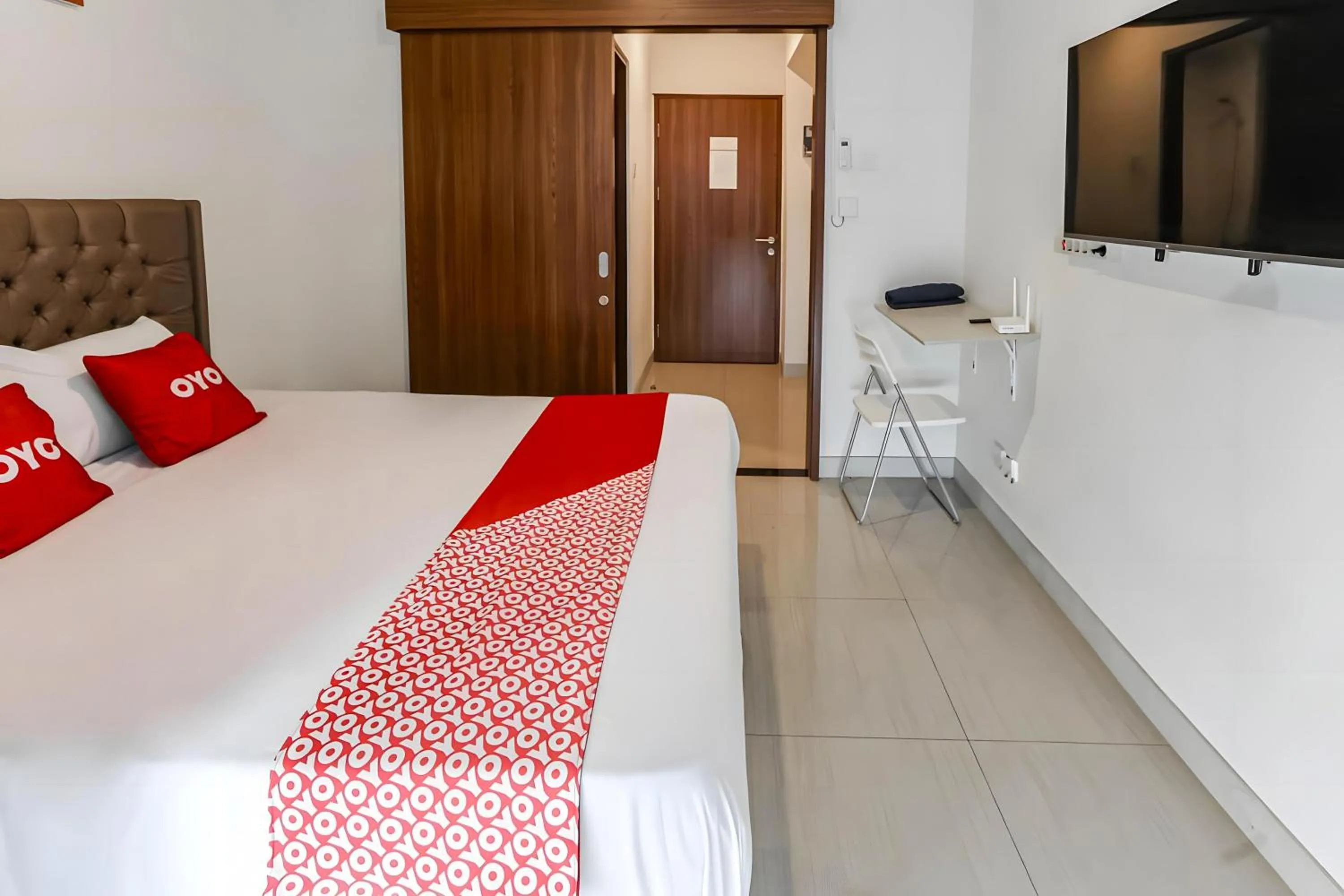 Bedroom in Collection O Fortune 88 Kamala Lagoon Reception at Indomaret and White Forest