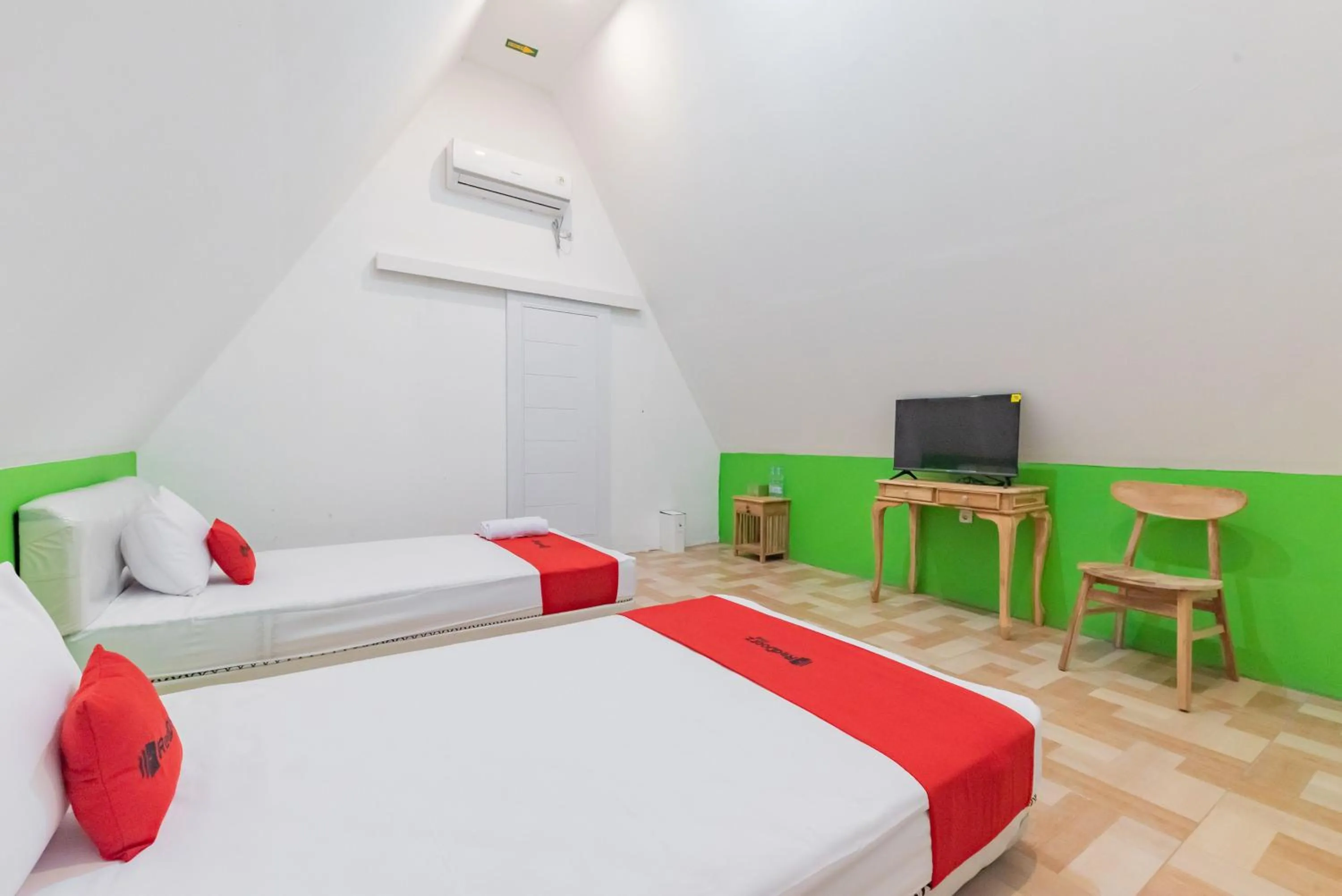 Bed in RedDoorz Syariah Plus Near Sukabumi Station
