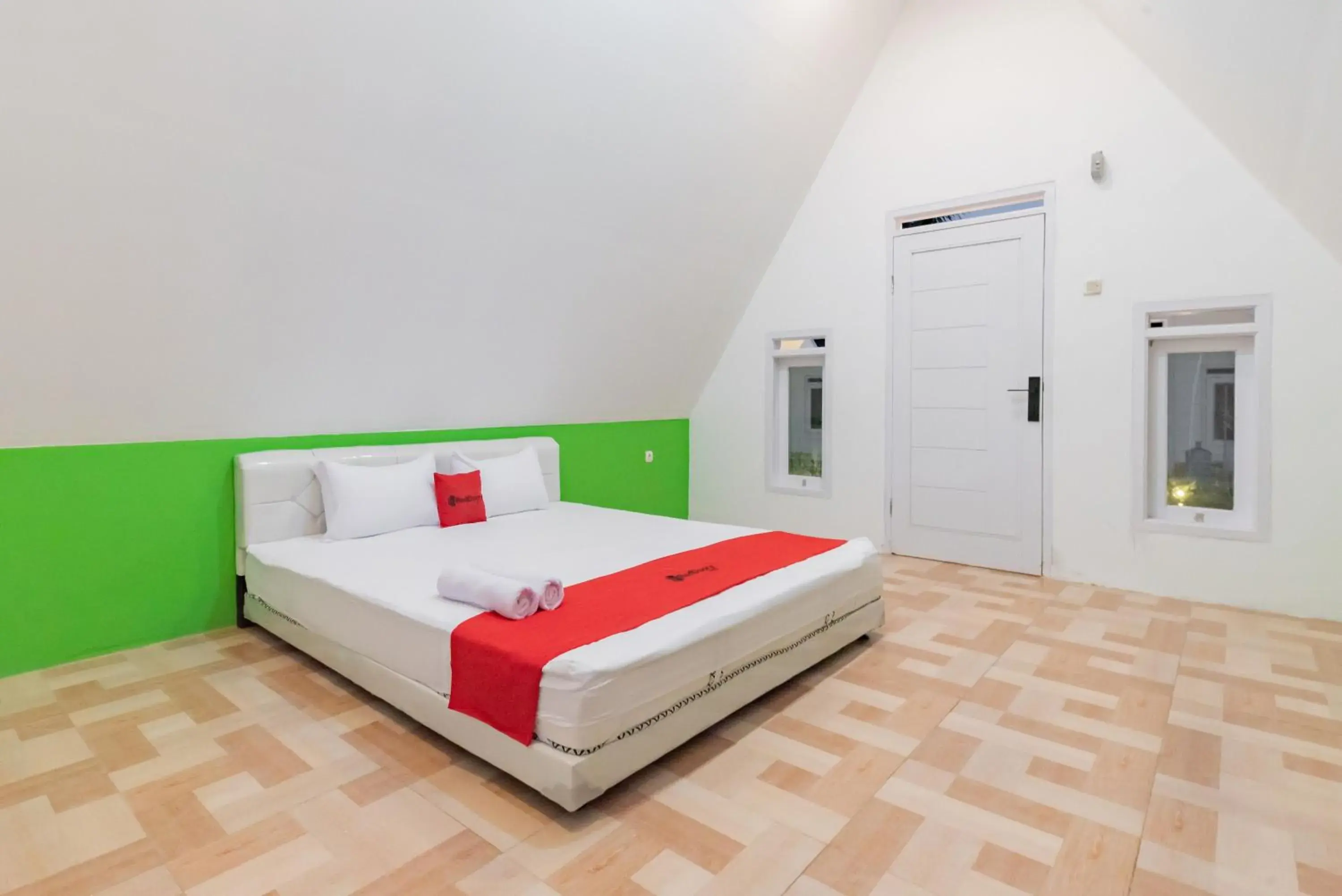 Deluxe Double Room in RedDoorz Syariah Plus Near Sukabumi Station Deluxe Double Room in RedDoorz Syariah Plus Near Sukabumi Station