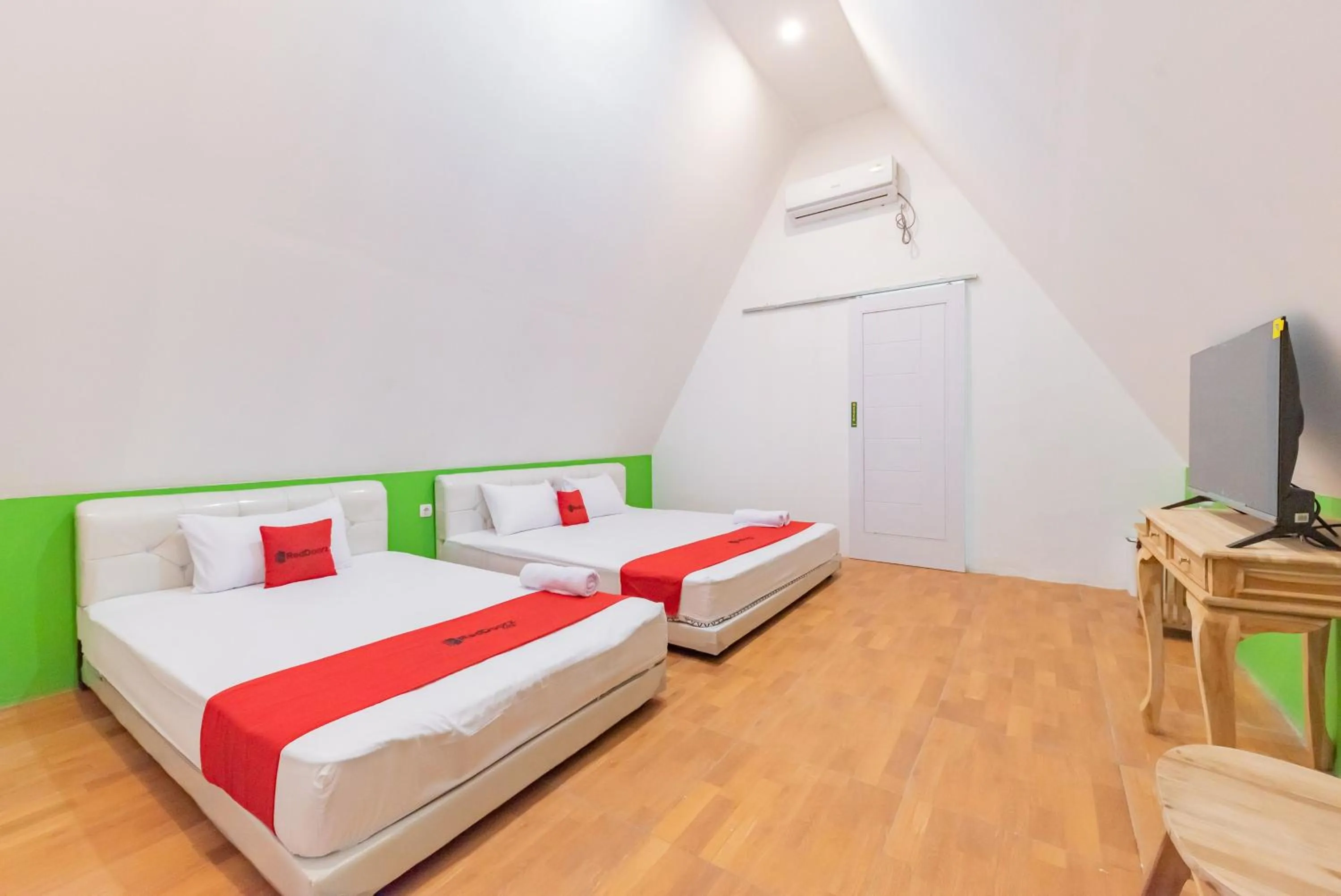 Bed in RedDoorz Syariah Plus Near Sukabumi Station