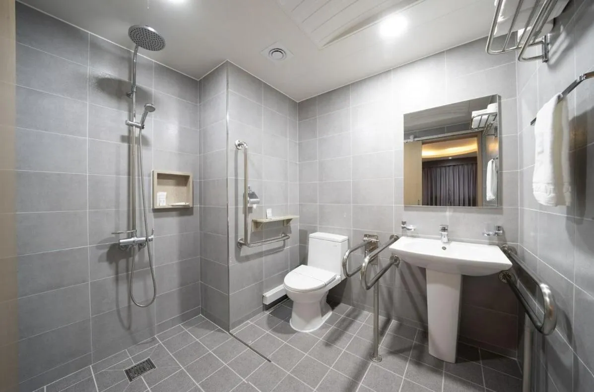 Toilet in I-check Hyunjin Hotel