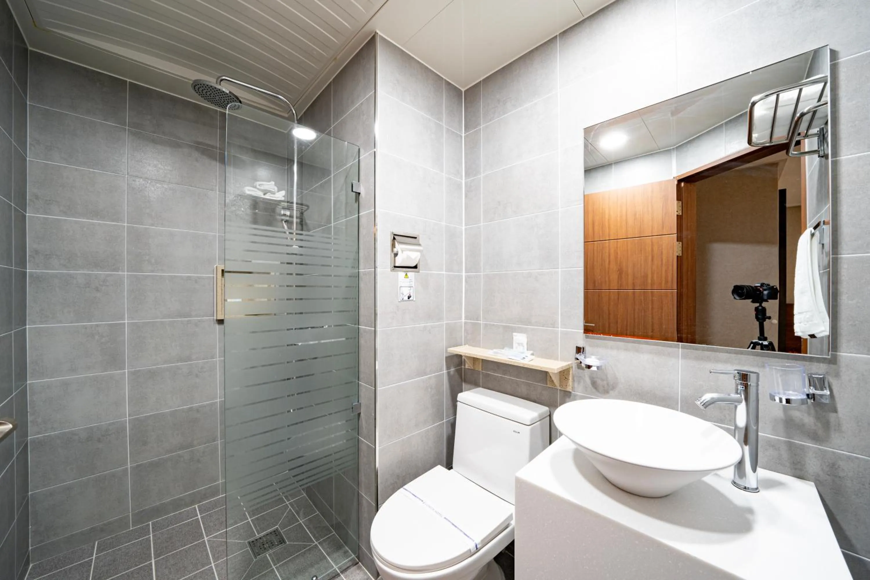 Shower in I-check Hyunjin Hotel