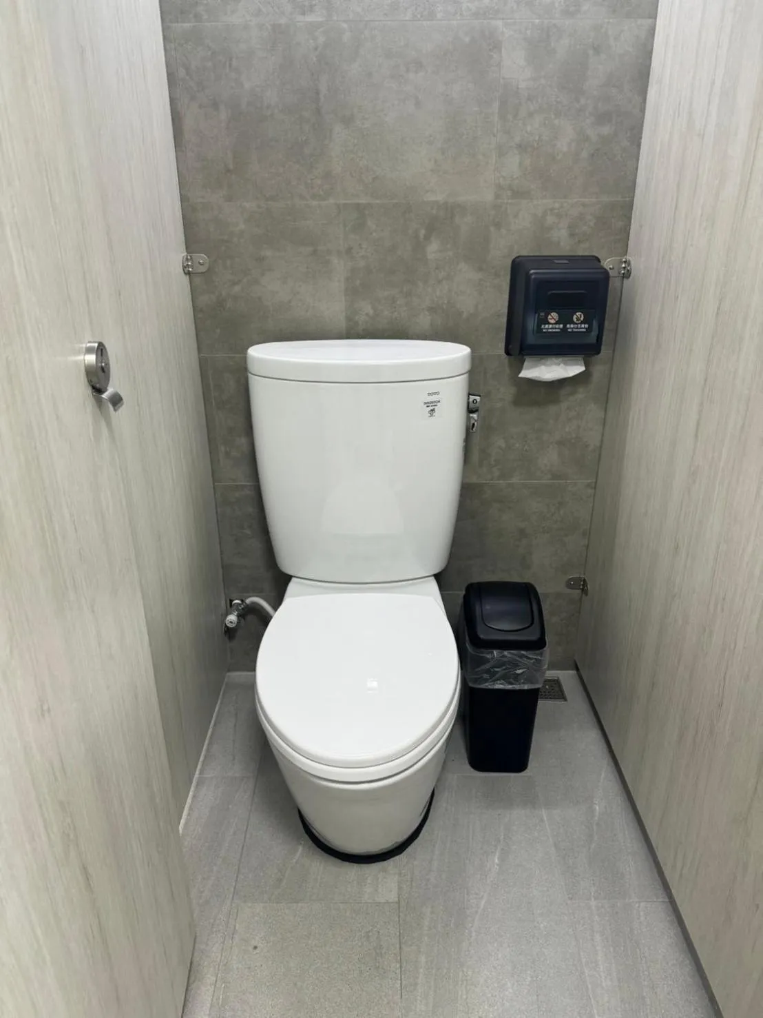 Toilet in Just Live Hostel