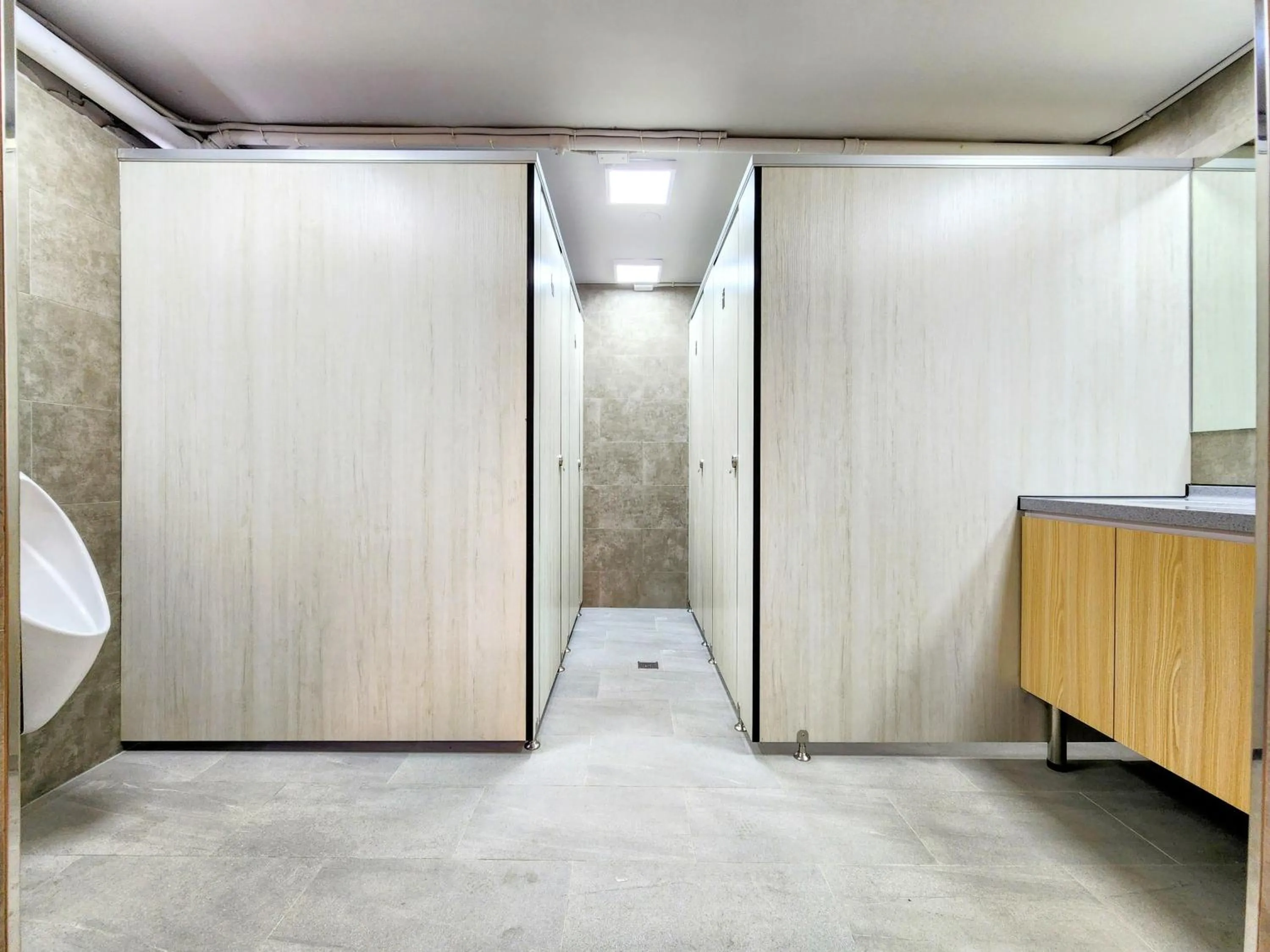 Toilet in Just Live Hostel