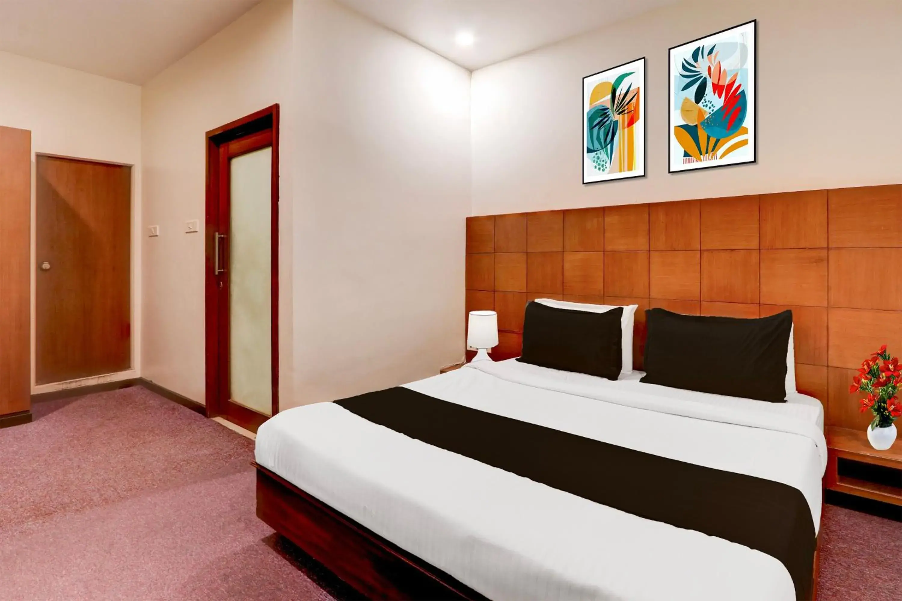 Deluxe Double Room - single occupancy in Super Townhouse Oak Ramdaspeth Downtown Deluxe Double Room - single occupancy in Super Townhouse Oak Ramdaspeth Downtown