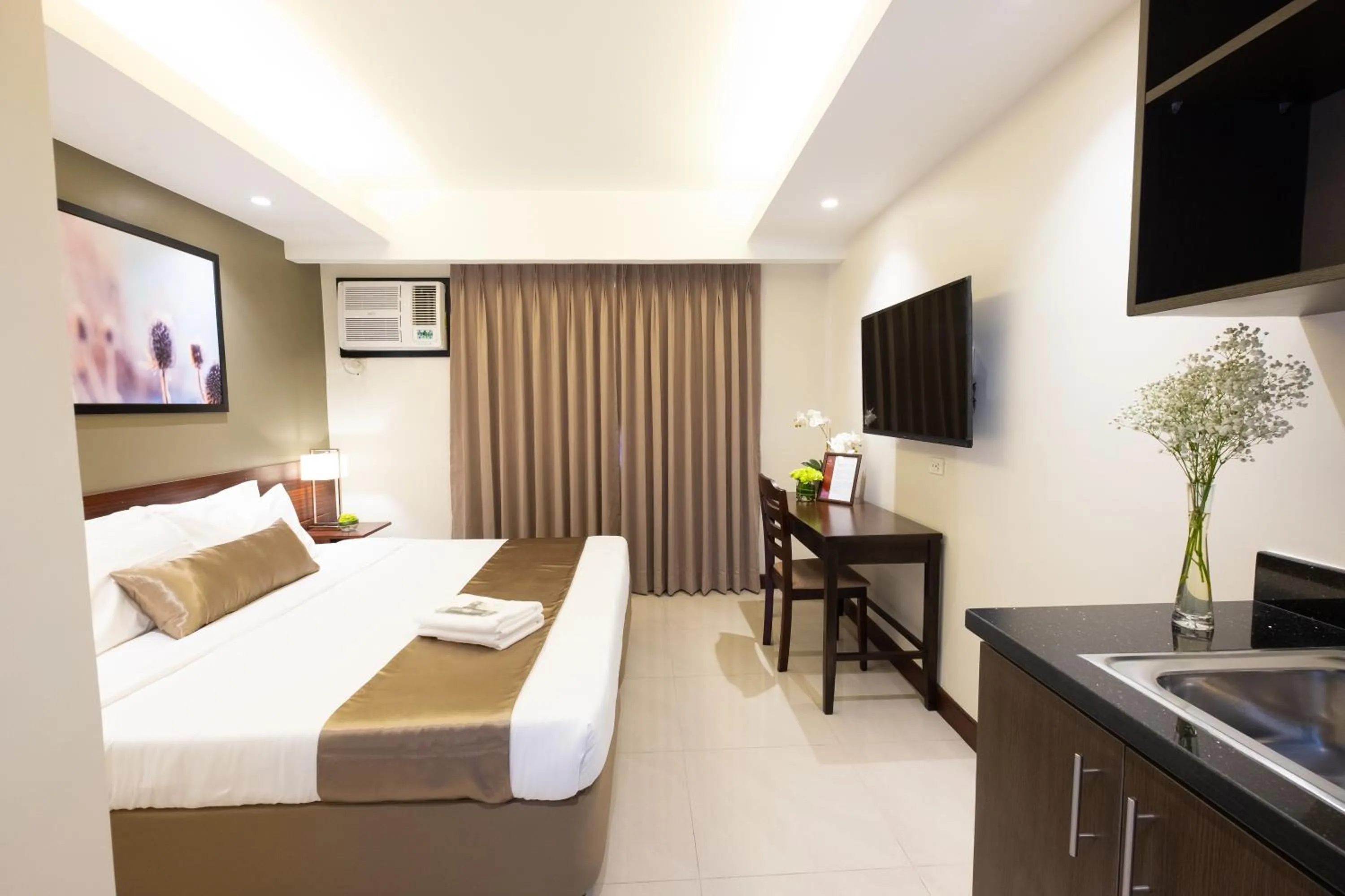 TV and multimedia, Bed in Soleil Suites Cebu
