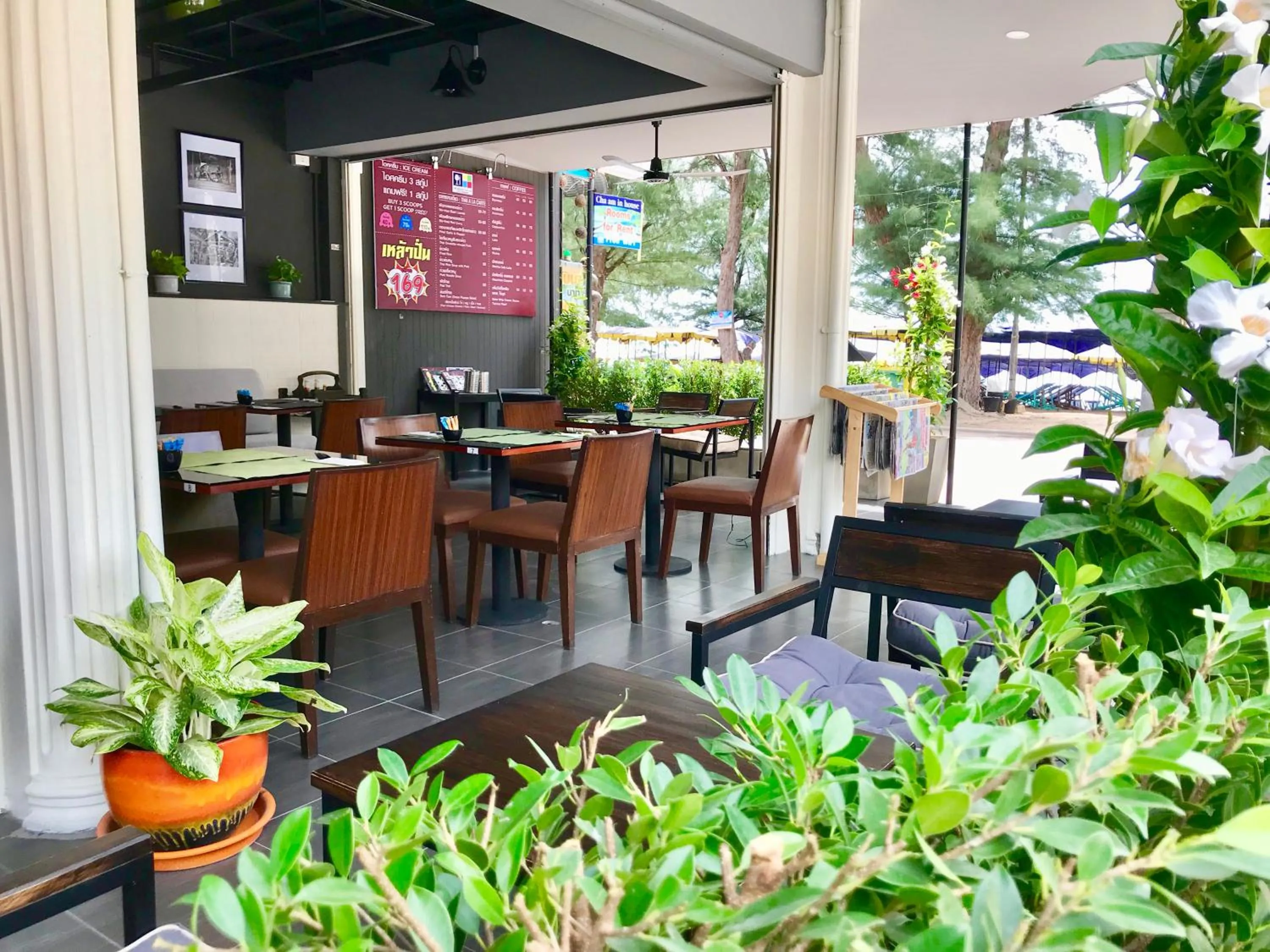 Restaurant/places to eat in THE BEACH CHA AM Guest House