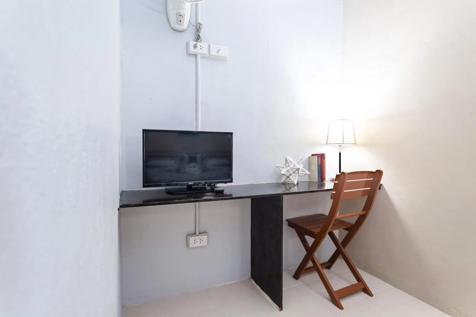 Communal lounge/ TV room in THE BEACH CHA AM Guest House