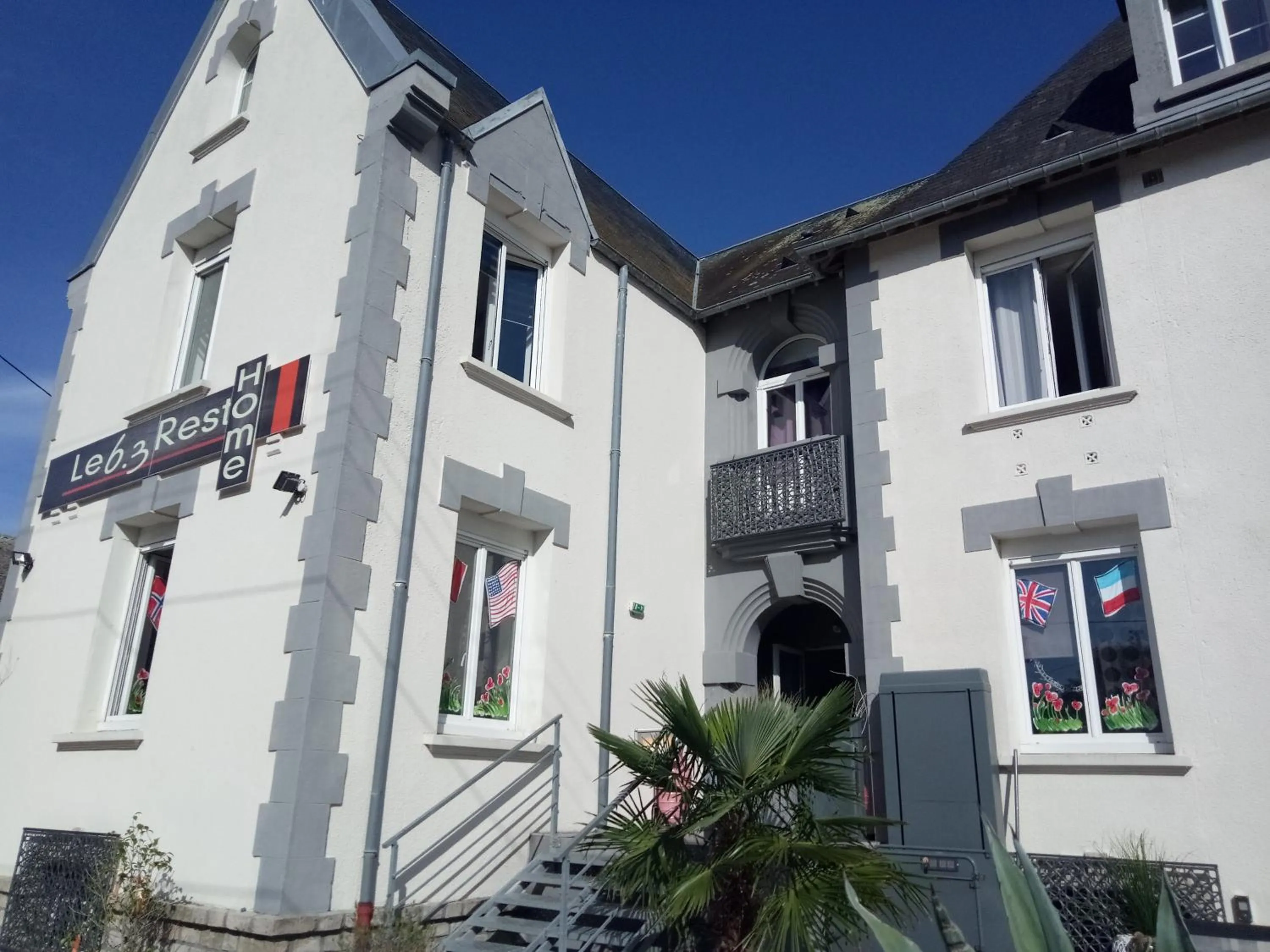 Facade/entrance in HÔTEL Le 6 3 Home PORT EN BESSIN Parking privé gratuit
