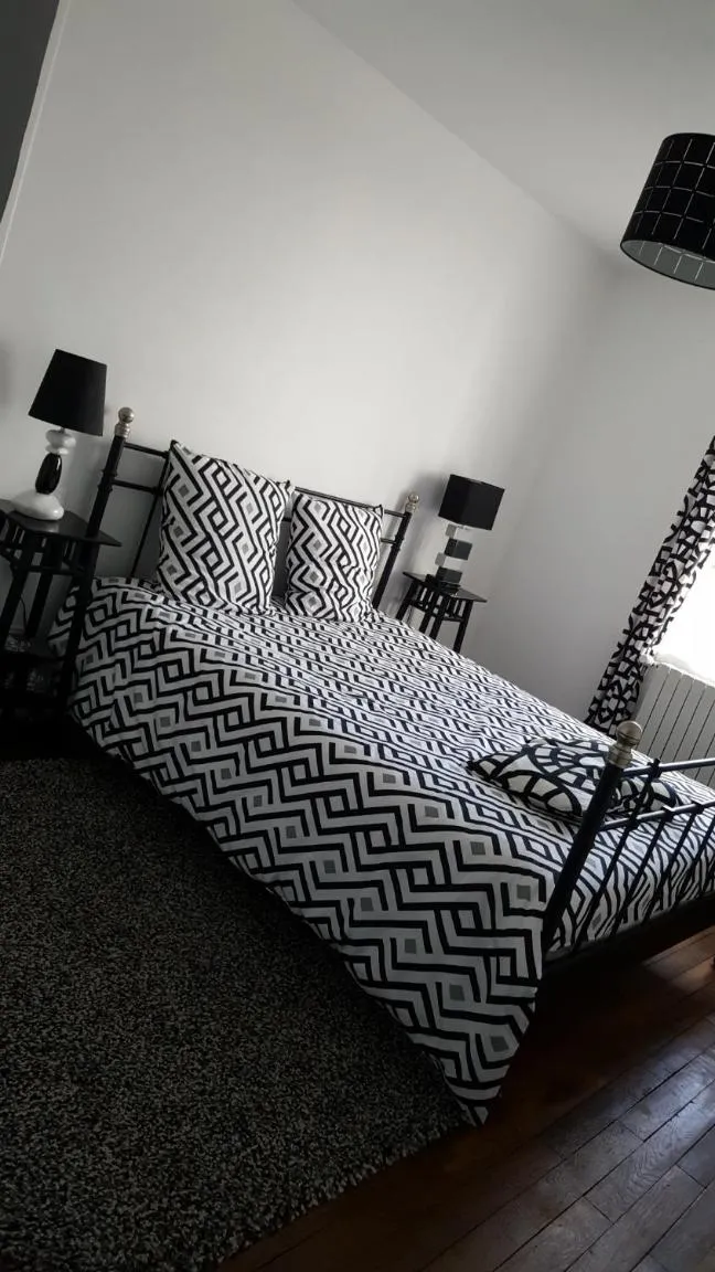 Bed in HÔTEL Le 6 3 Home PORT EN BESSIN Parking privé gratuit