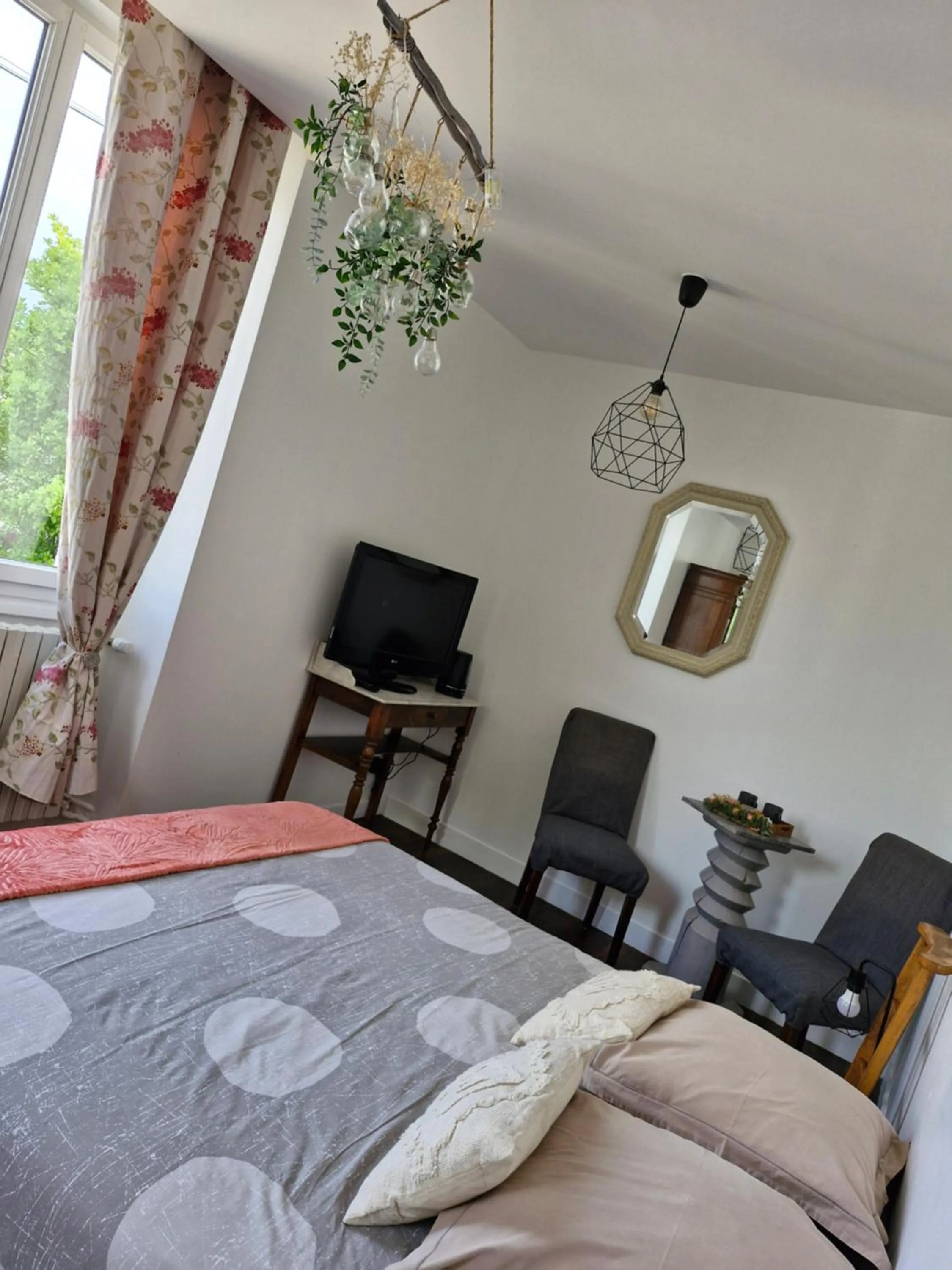 Bed in HÔTEL Le 6 3 Home PORT EN BESSIN Parking privé gratuit