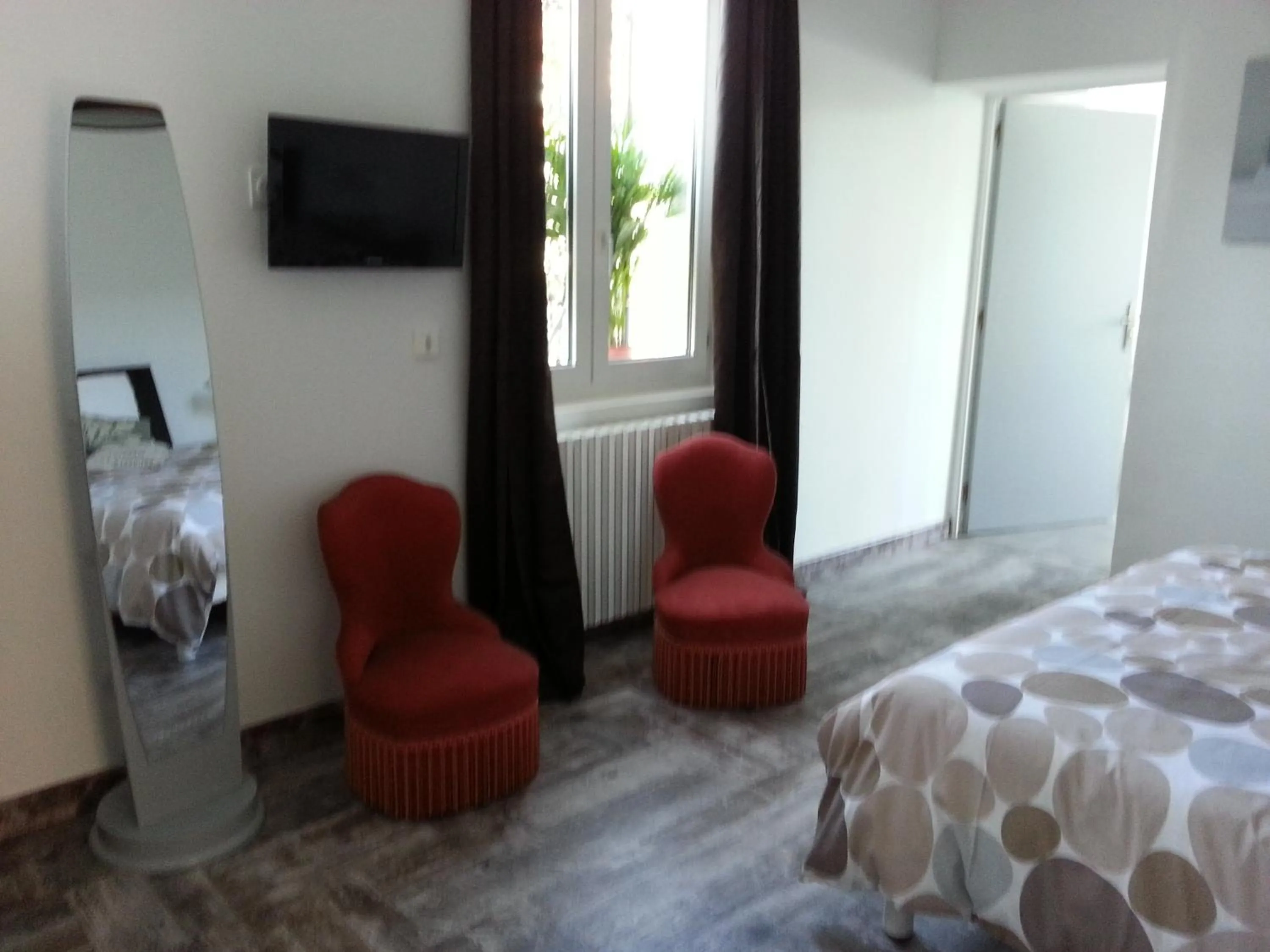 TV and multimedia, Bed in HÔTEL Le 6 3 Home PORT EN BESSIN Parking privé gratuit