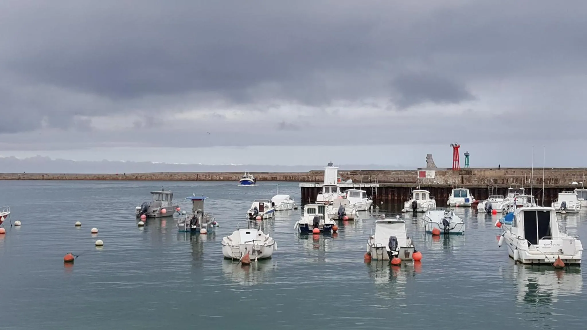 Property building in HÔTEL Le 6 3 Home PORT EN BESSIN Parking privé gratuit