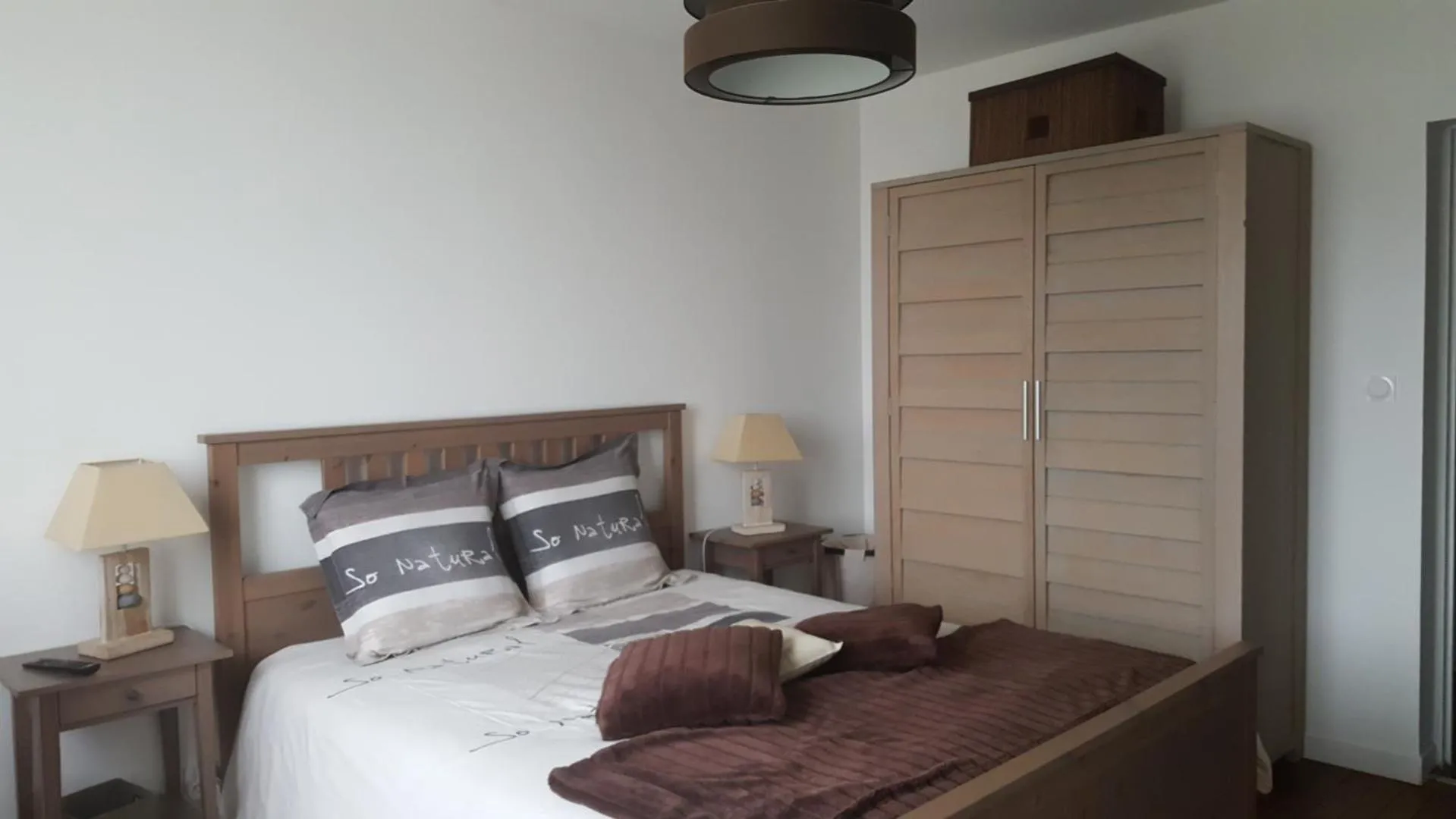 Bed in HÔTEL Le 6 3 Home PORT EN BESSIN Parking privé gratuit