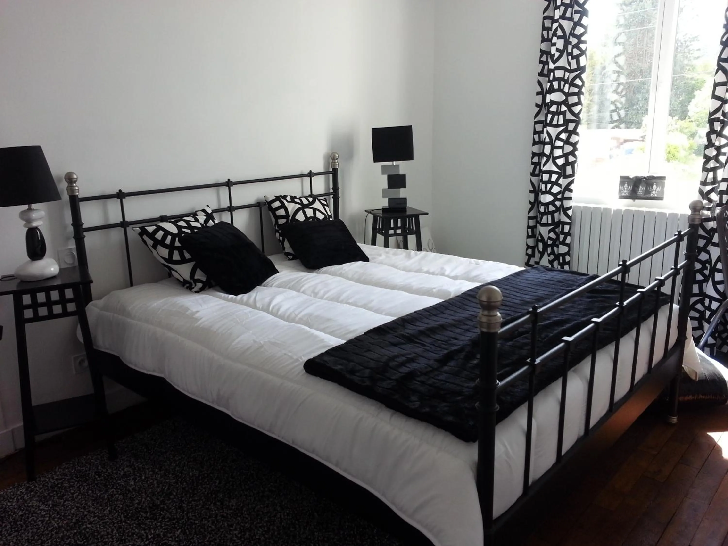 Bedroom, Bed in HÔTEL Le 6 3 Home PORT EN BESSIN Parking privé gratuit