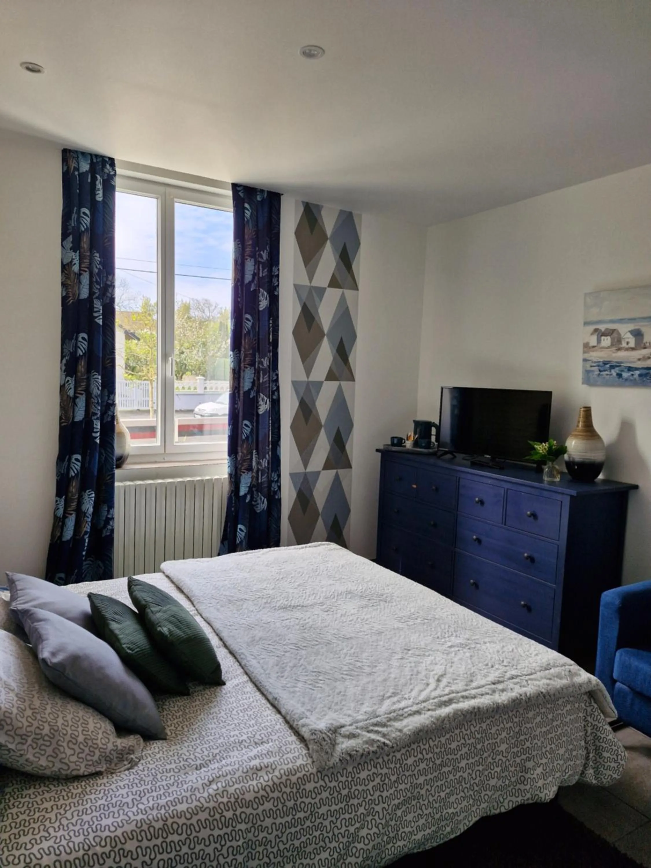 Bed in HÔTEL Le 6 3 Home PORT EN BESSIN Parking privé gratuit