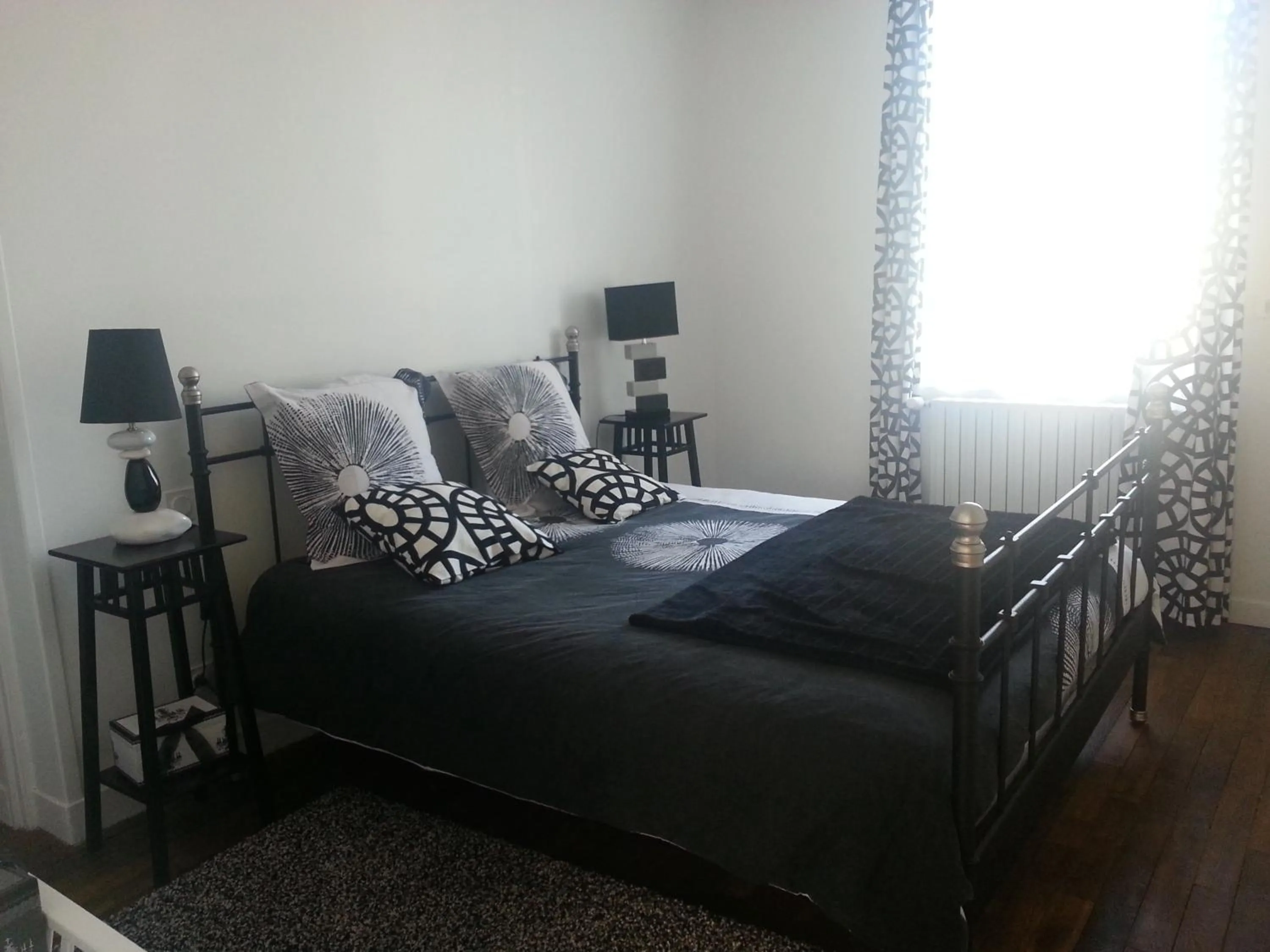 Bedroom, Bed in HÔTEL Le 6 3 Home PORT EN BESSIN Parking privé gratuit