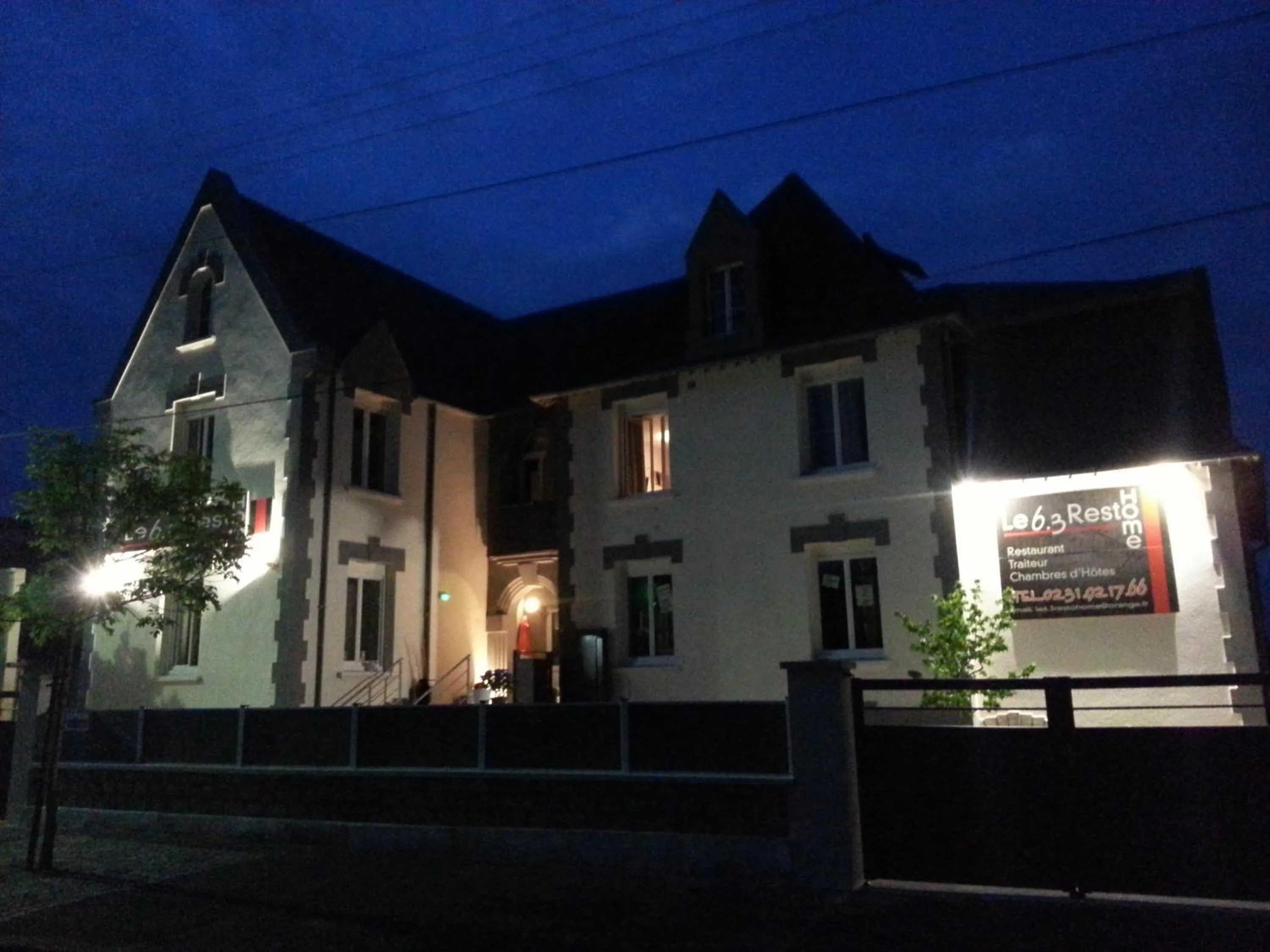 Facade/entrance in HÔTEL Le 6 3 Home PORT EN BESSIN Parking privé gratuit