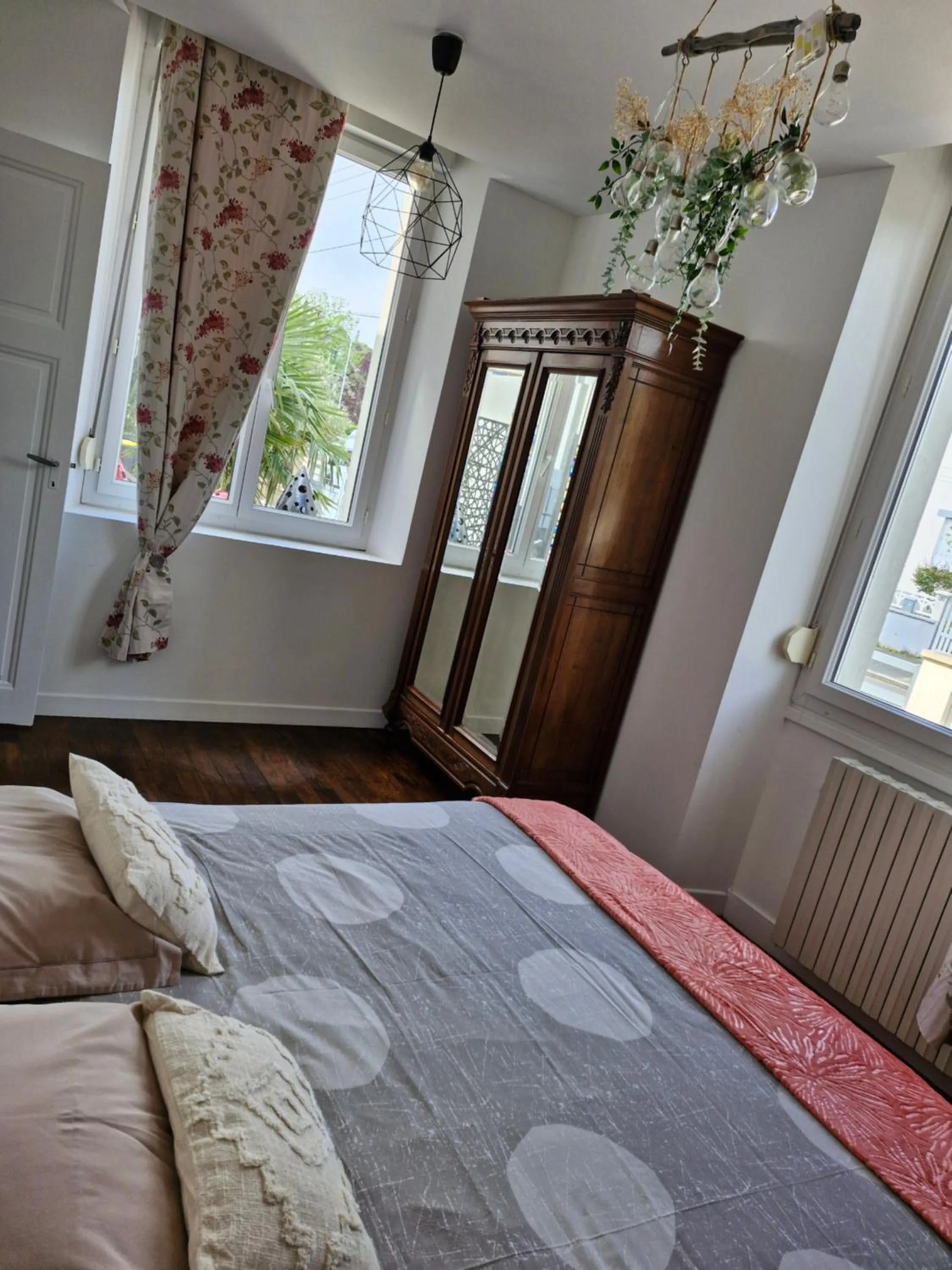 Bed in HÔTEL Le 6 3 Home PORT EN BESSIN Parking privé gratuit