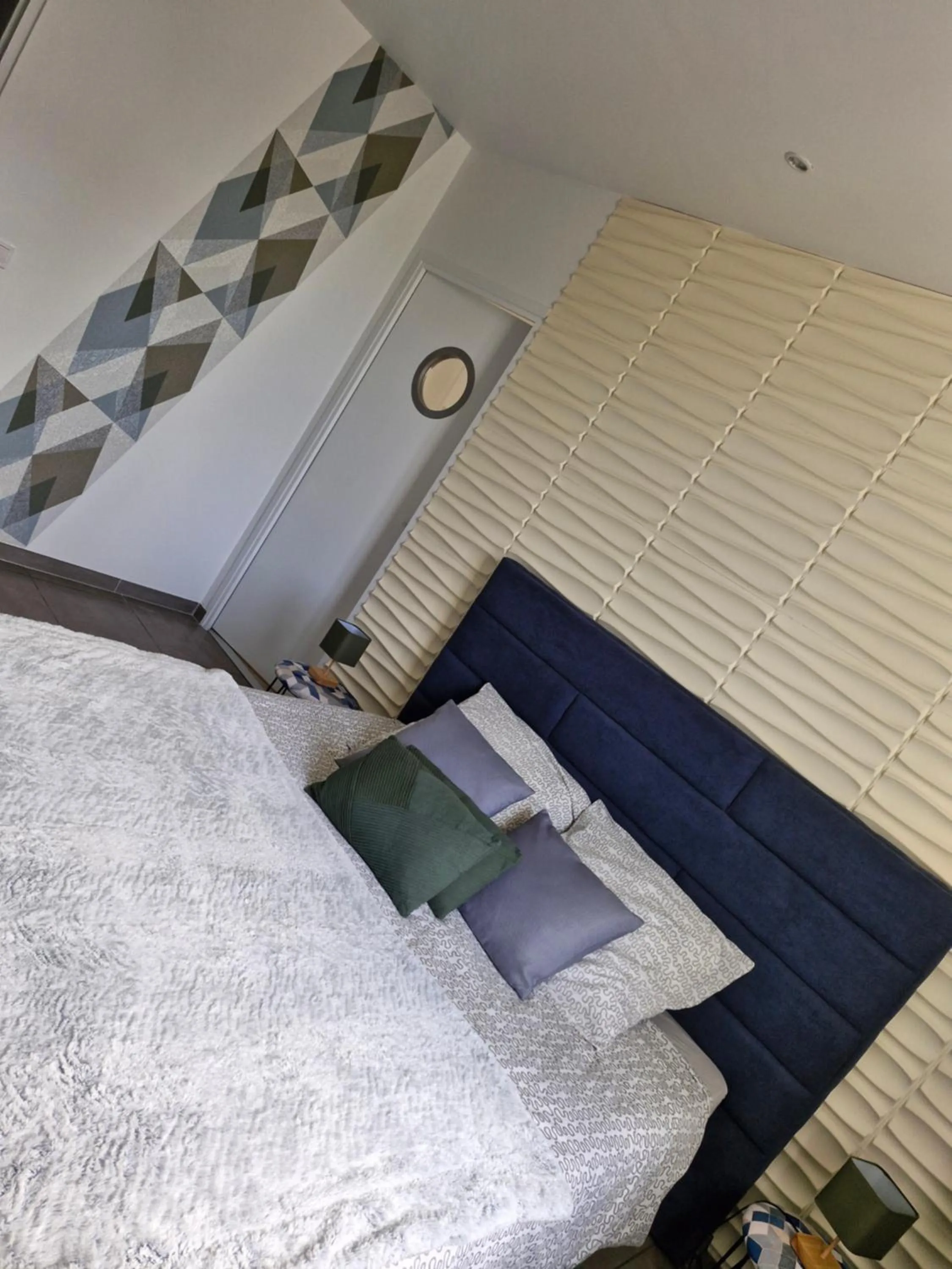 Bed in HÔTEL Le 6 3 Home PORT EN BESSIN Parking privé gratuit