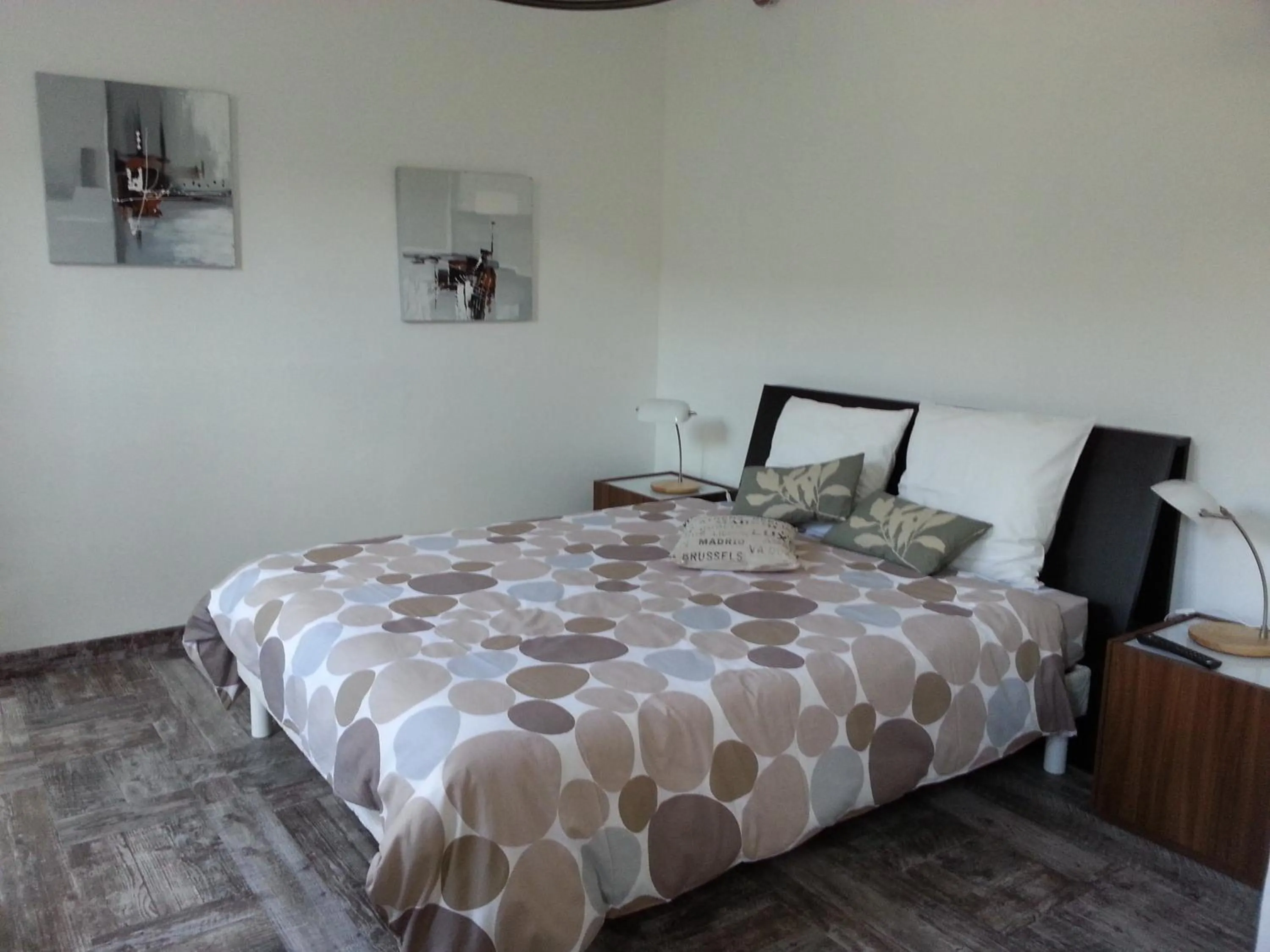 Bedroom, Bed in HÔTEL Le 6 3 Home PORT EN BESSIN Parking privé gratuit