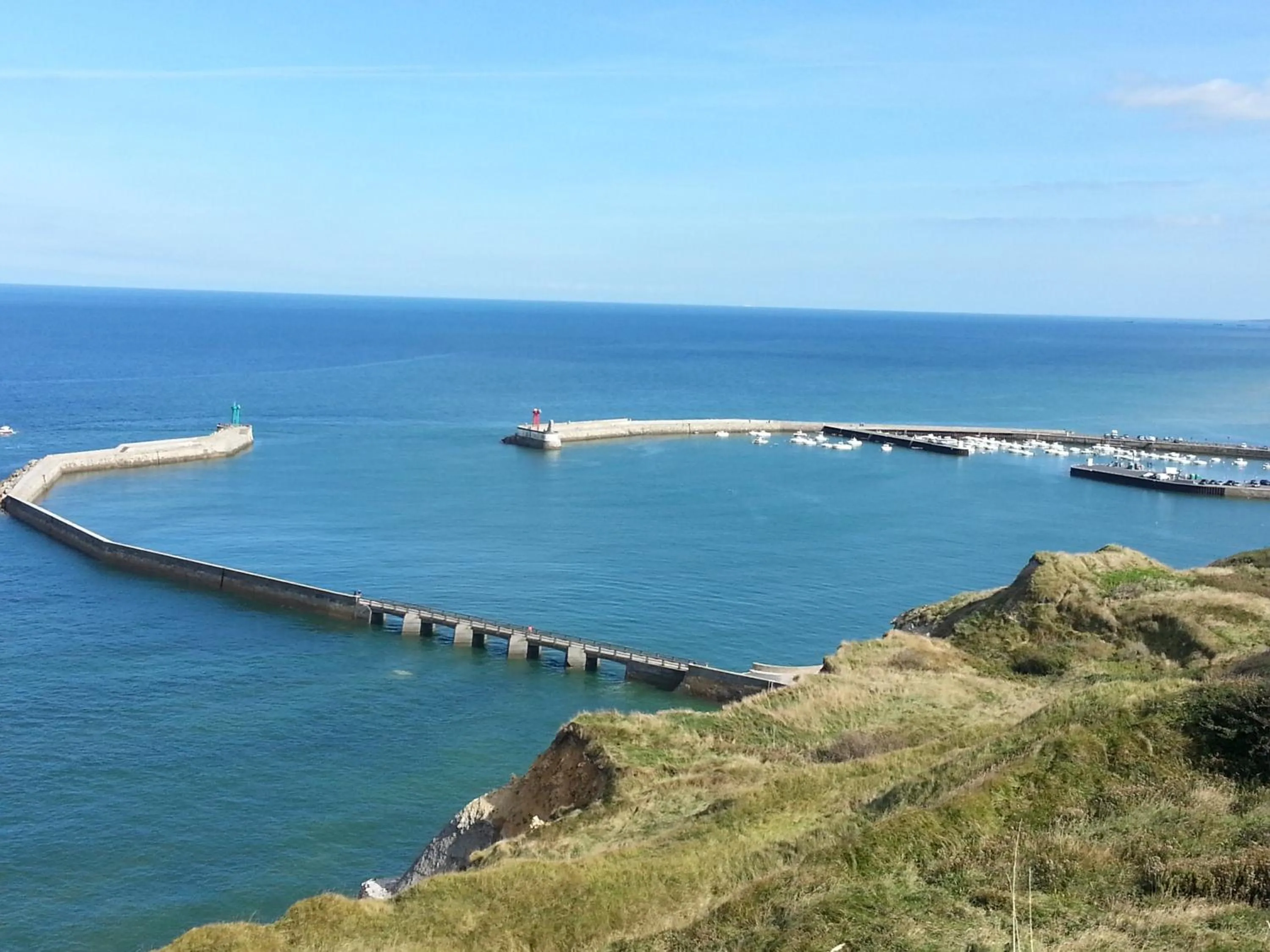 Area and facilities in HÔTEL Le 6 3 Home PORT EN BESSIN Parking privé gratuit