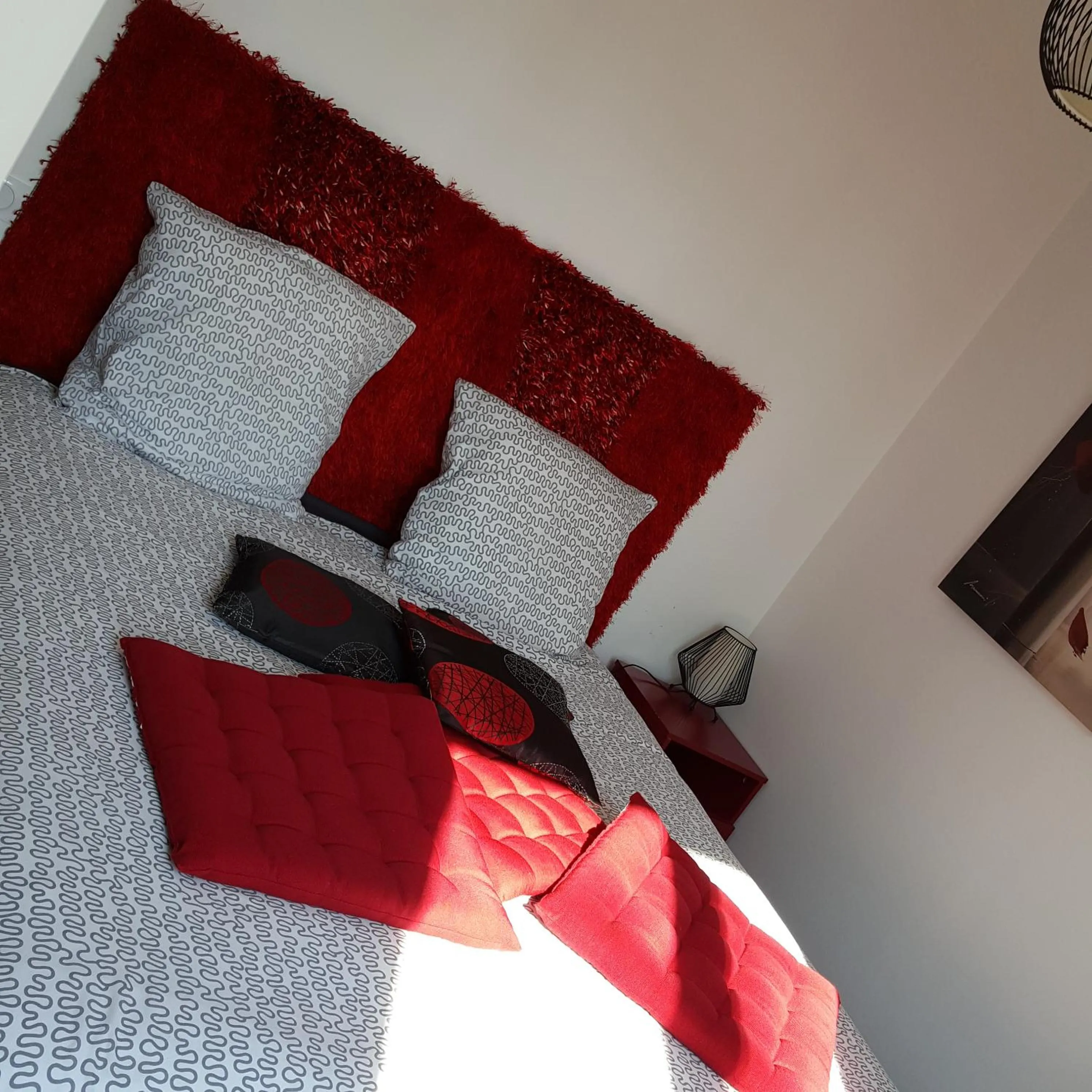 Bed in HÔTEL Le 6 3 Home PORT EN BESSIN Parking privé gratuit