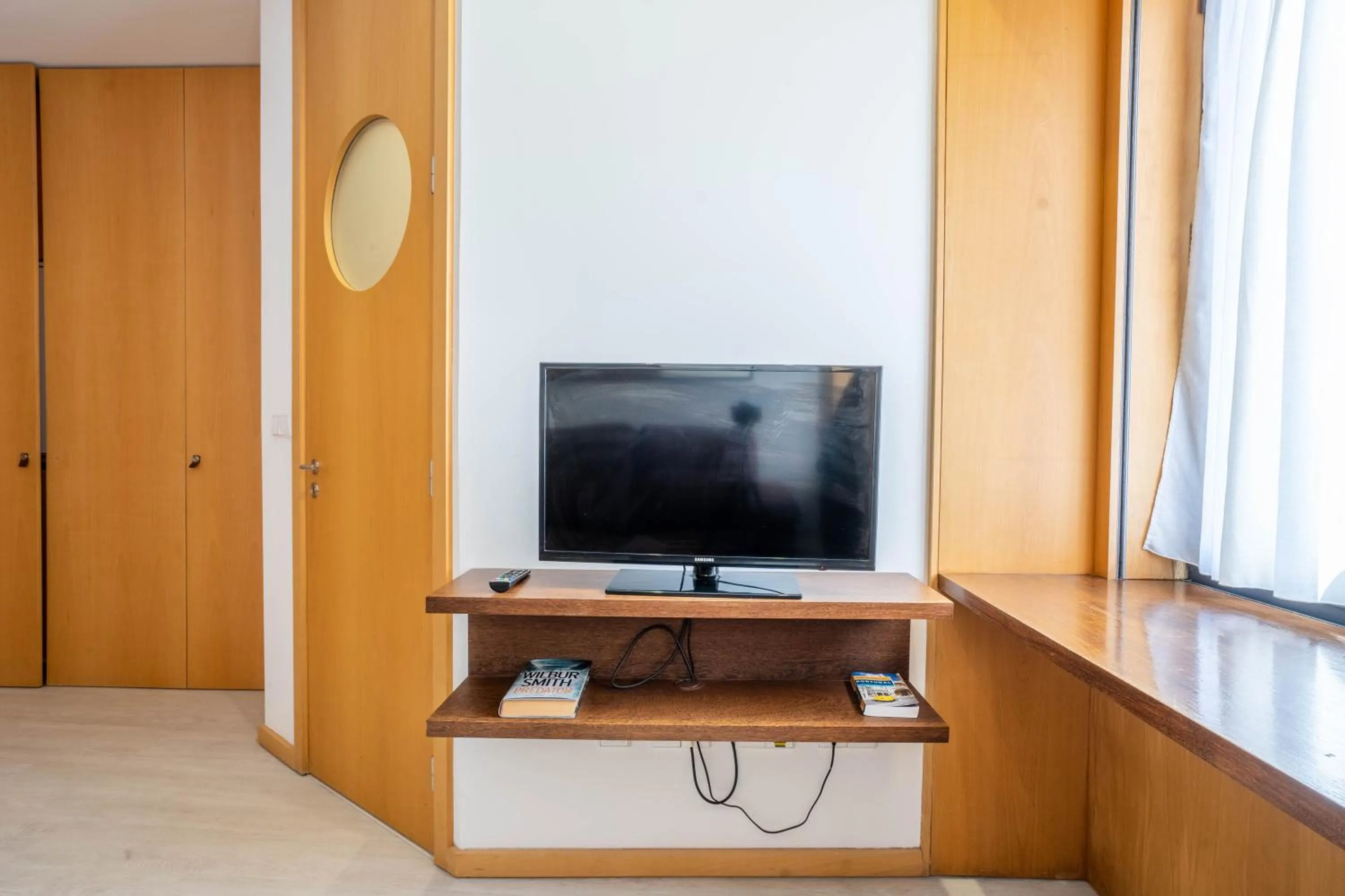 TV/Entertainment Center in Reis de Gaia