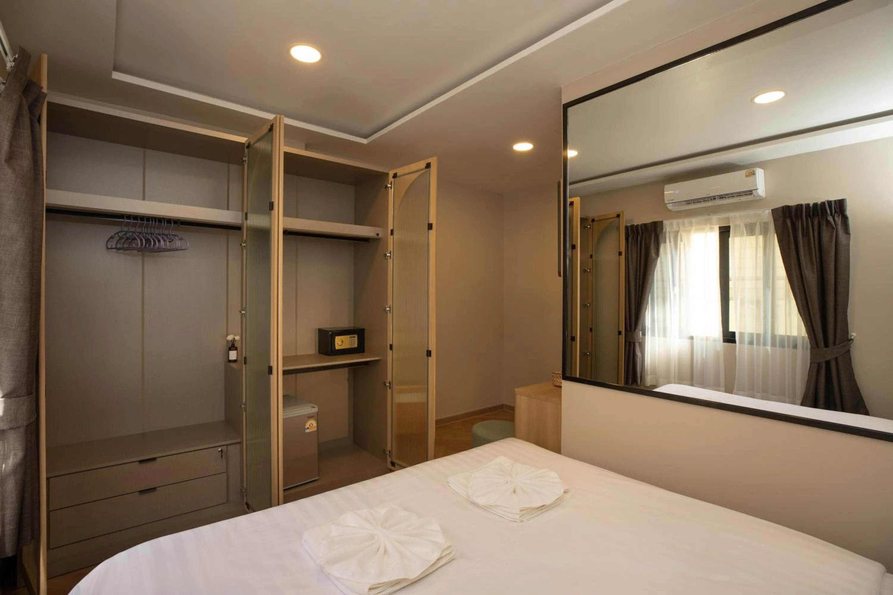 Photo of the whole room, Bed in Tuna Boutique Hotel Patong