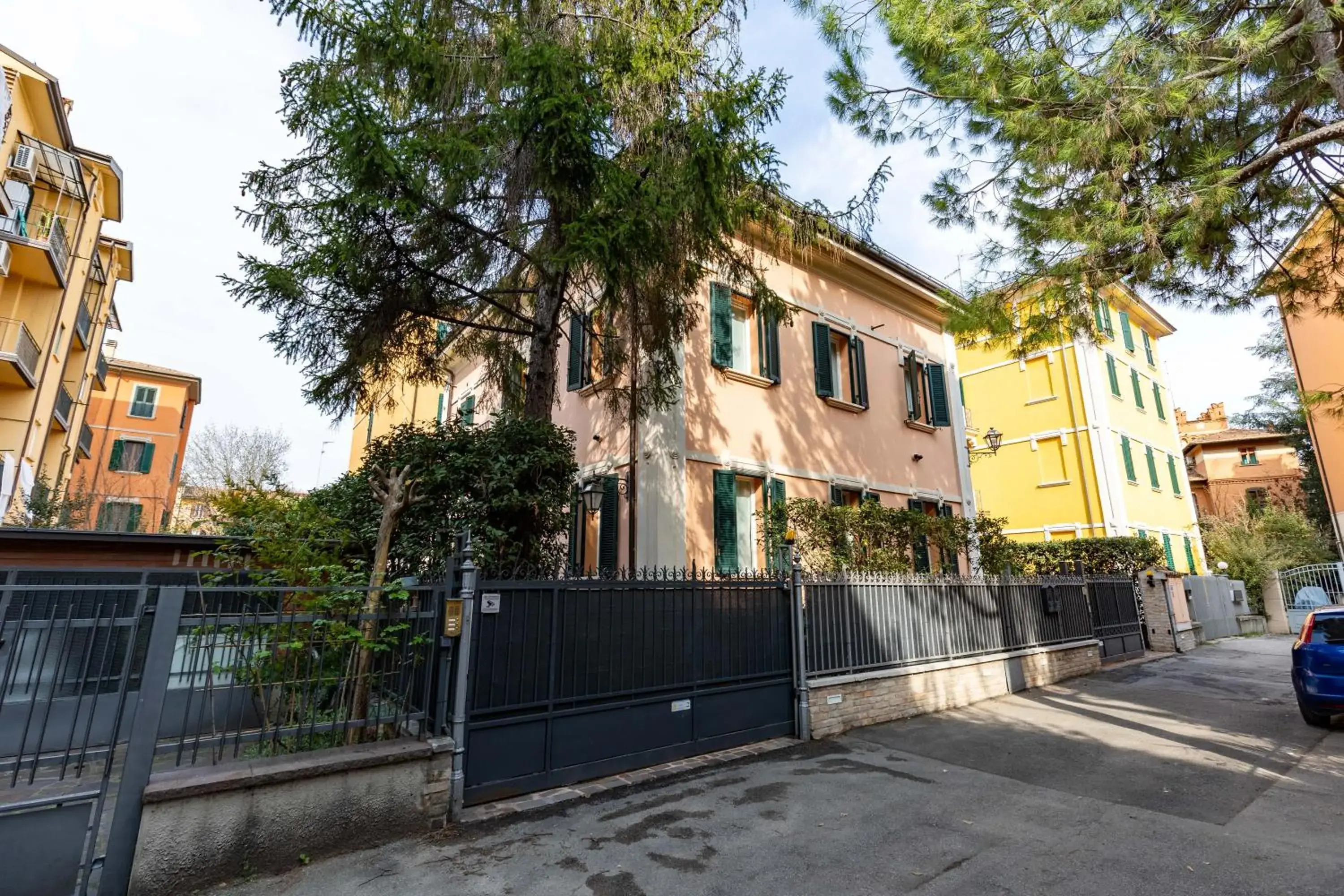 Facade/entrance in BolognaRoomscom - Villa Bottrigari Facade/entrance in BolognaRoomscom - Villa Bottrigari