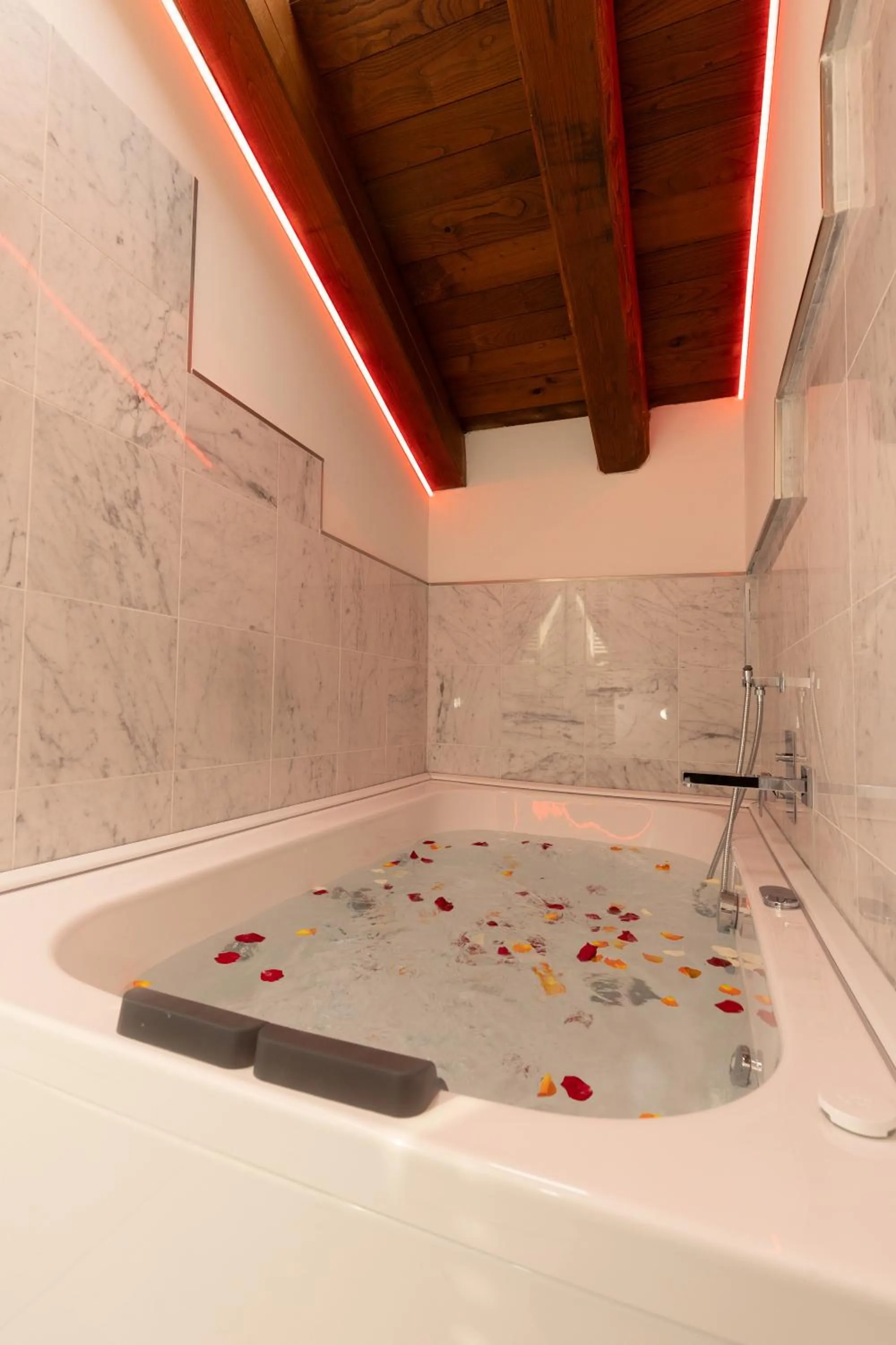 Hot Tub in BolognaRoomscom - Villa Bottrigari
