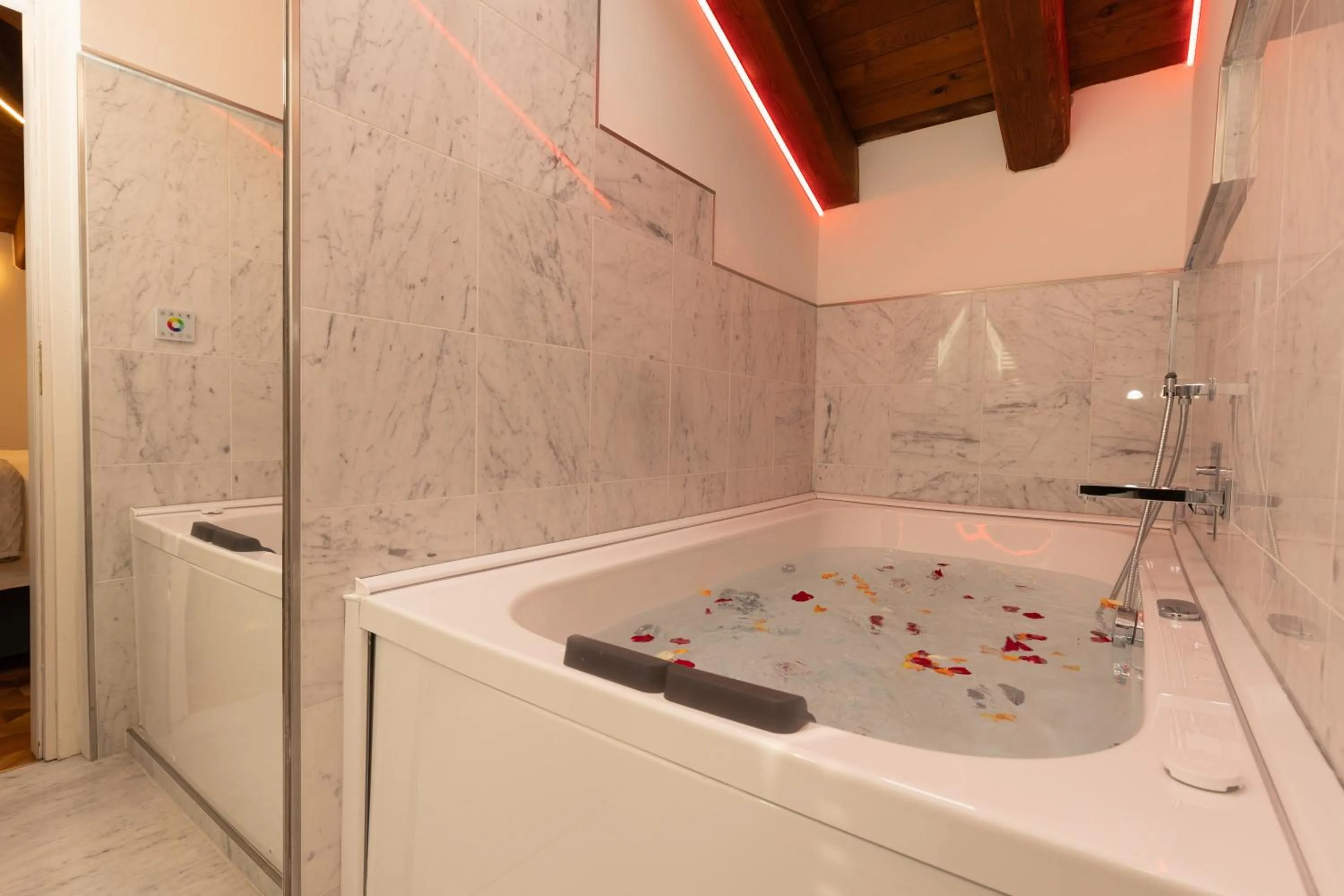 Hot Tub in BolognaRoomscom - Villa Bottrigari