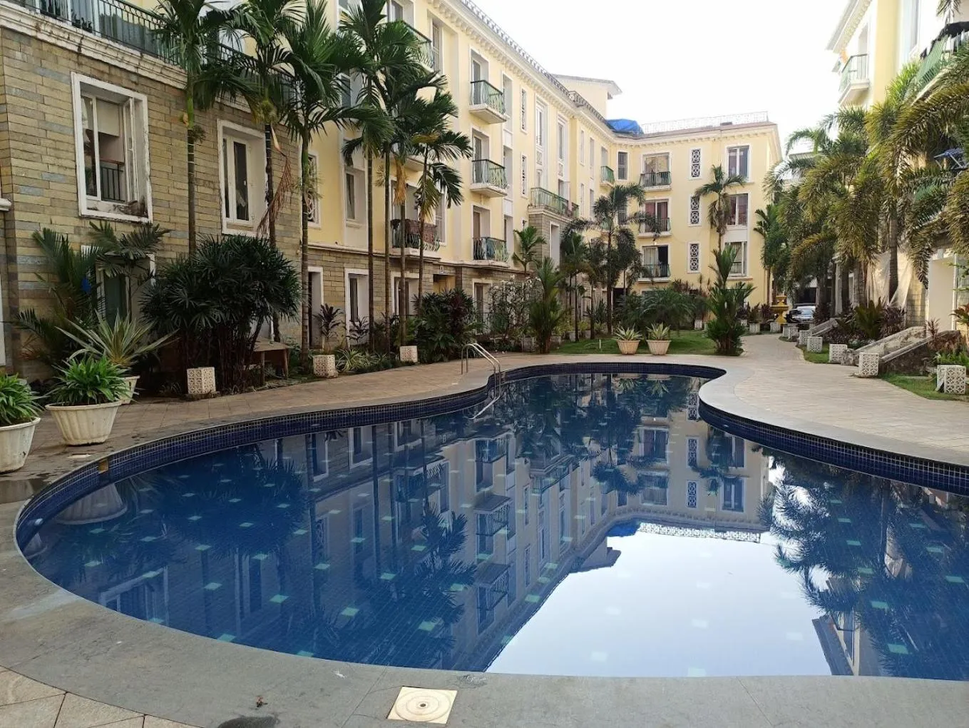 Swimming pool in Asta by Avim