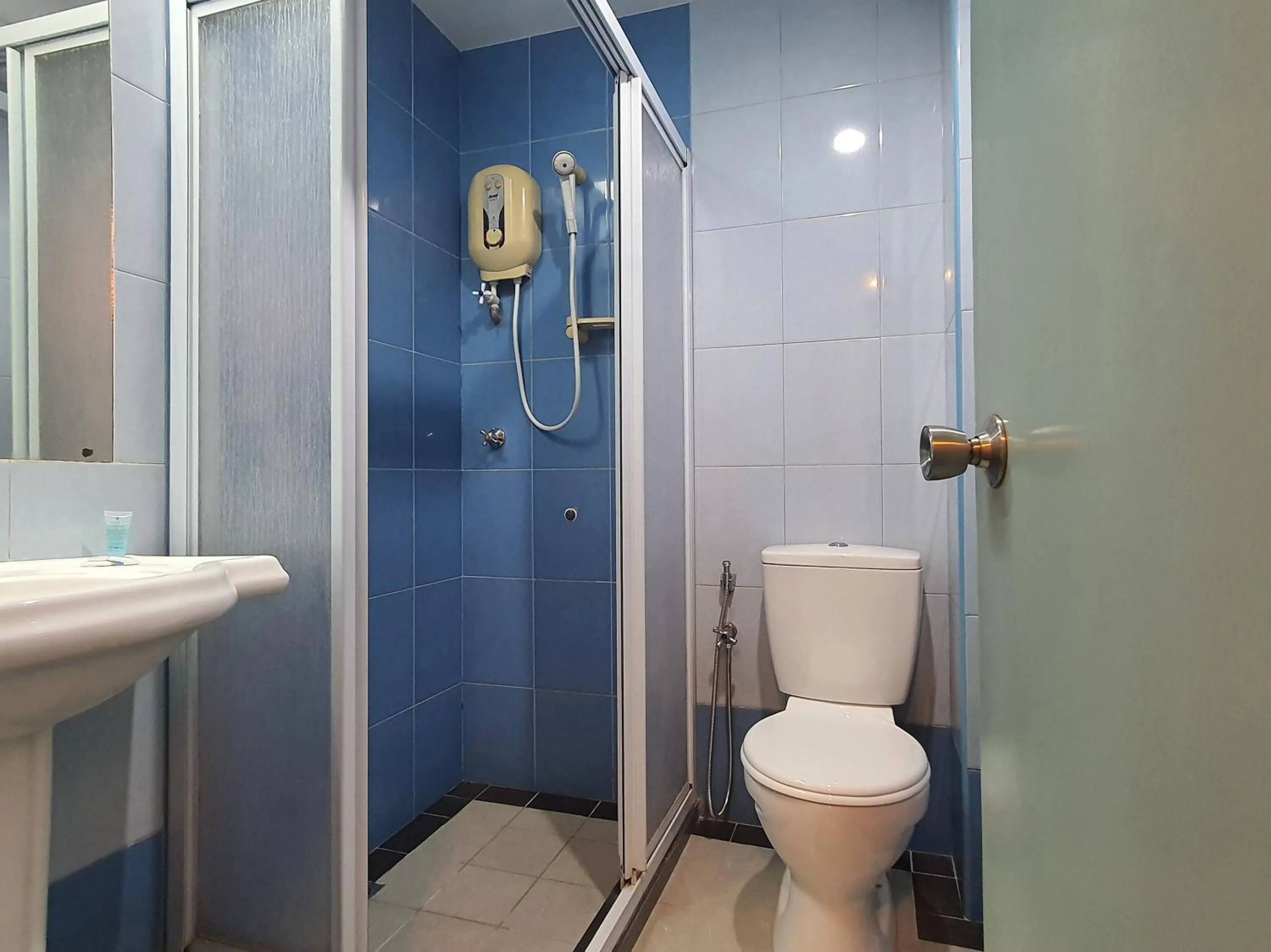 Bathroom in Capital O 90939 Sandakan Central Hotel