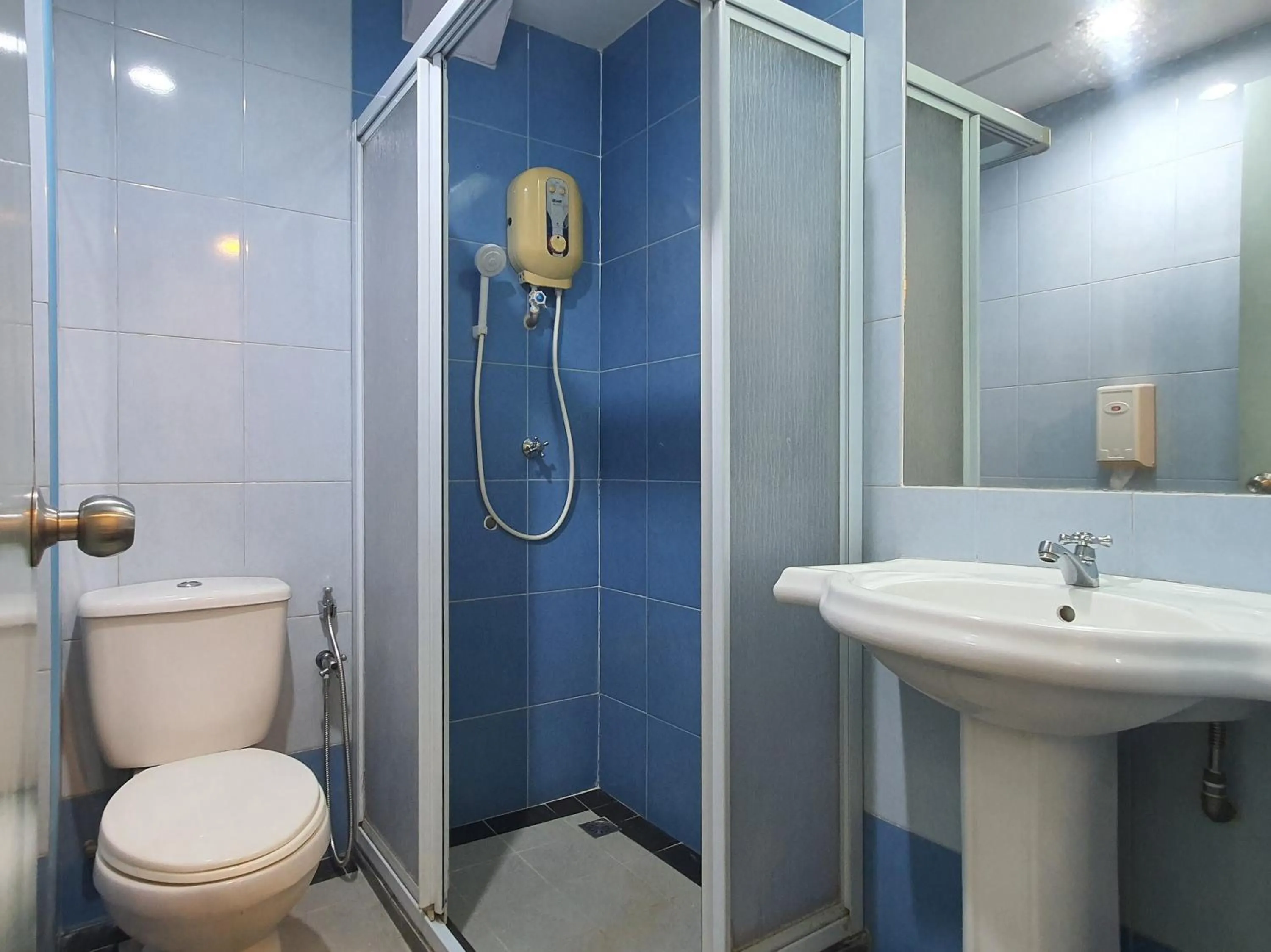 Bathroom in Capital O 90939 Sandakan Central Hotel
