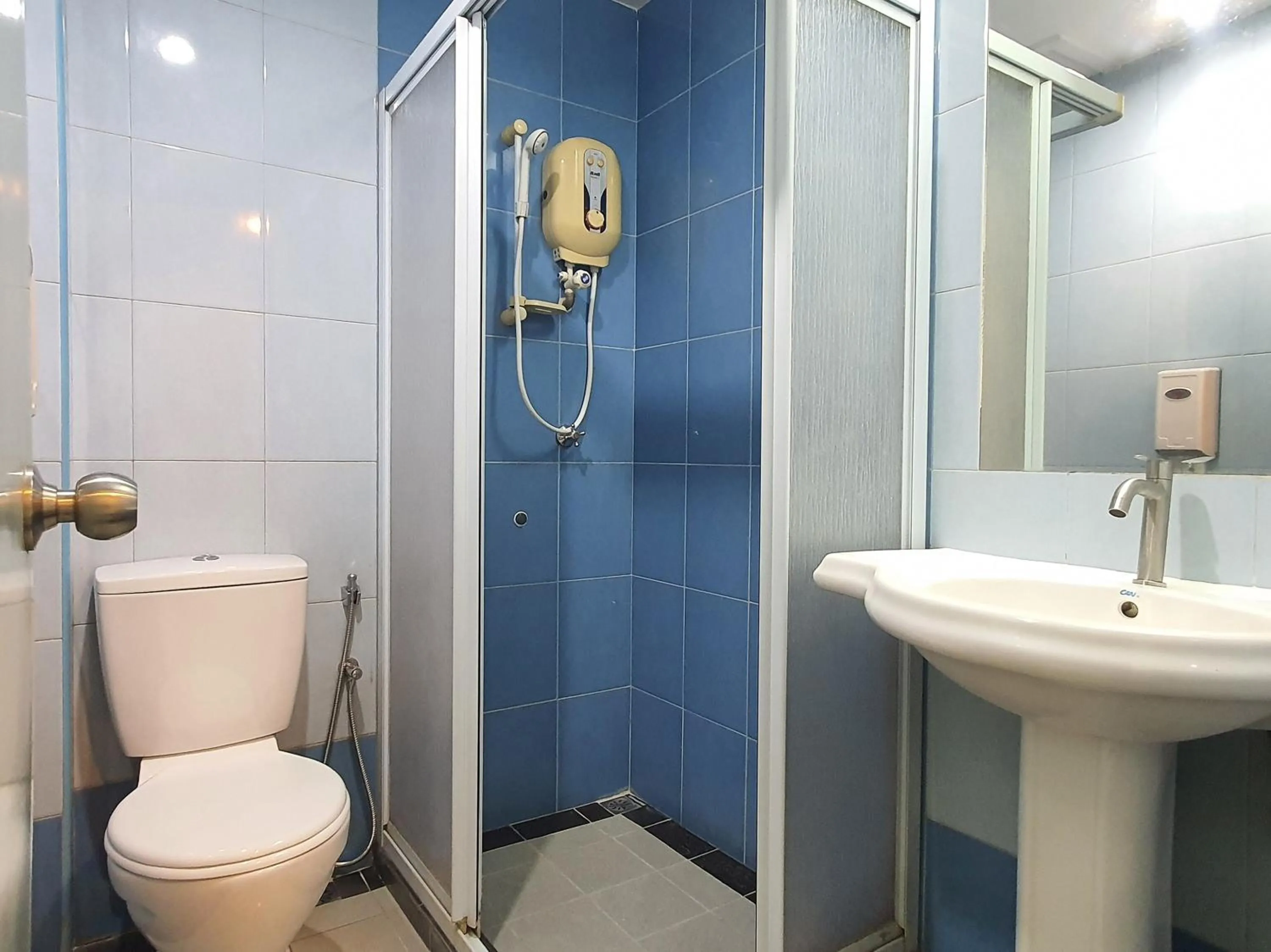 Bathroom in Capital O 90939 Sandakan Central Hotel