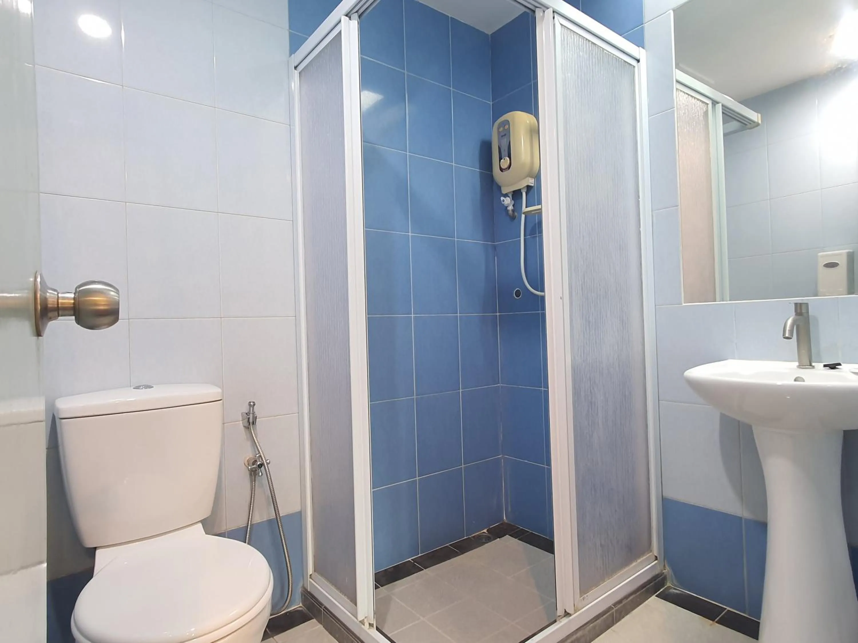 Bathroom in Capital O 90939 Sandakan Central Hotel