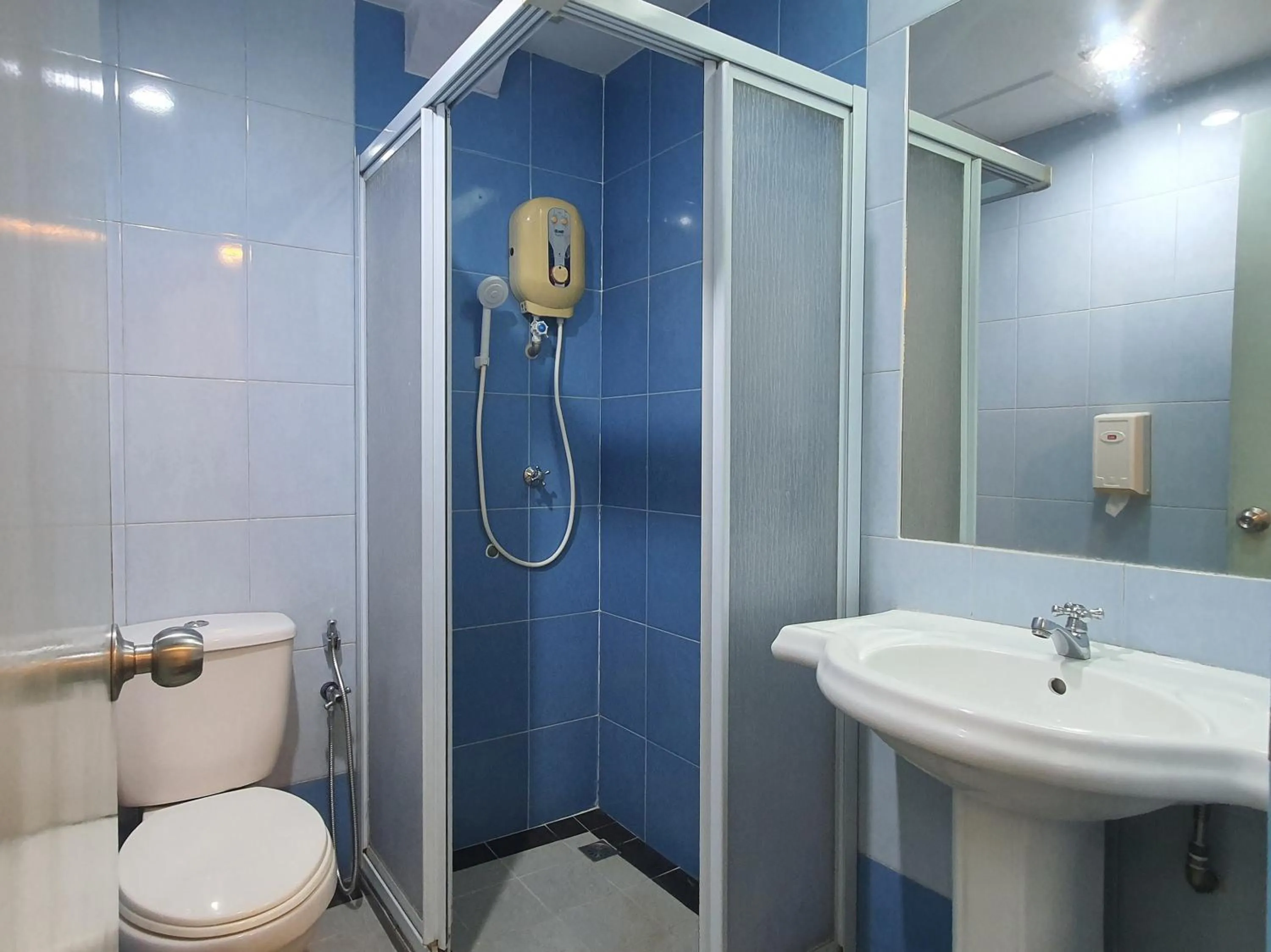 Bathroom in Capital O 90939 Sandakan Central Hotel