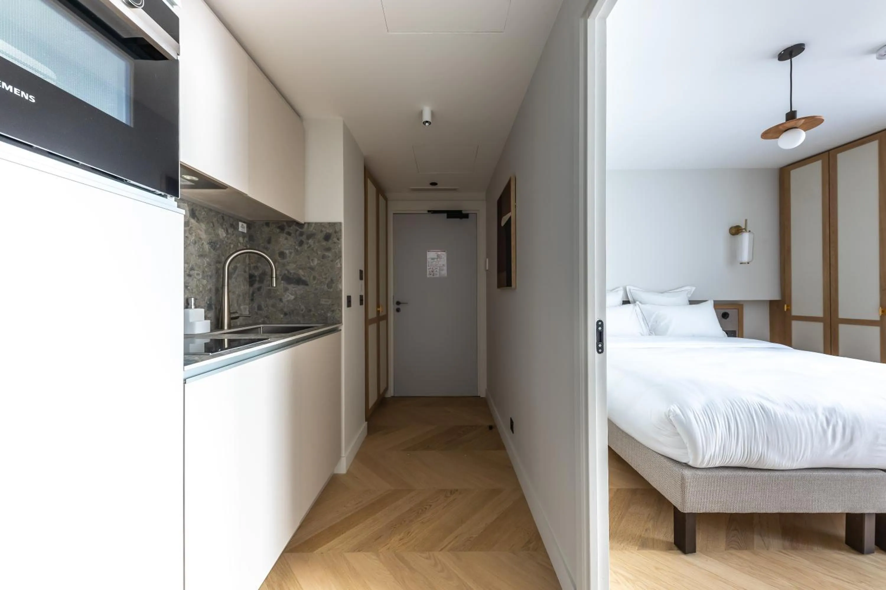 Kitchen or kitchenette, Bed in Quartier Libre Opera