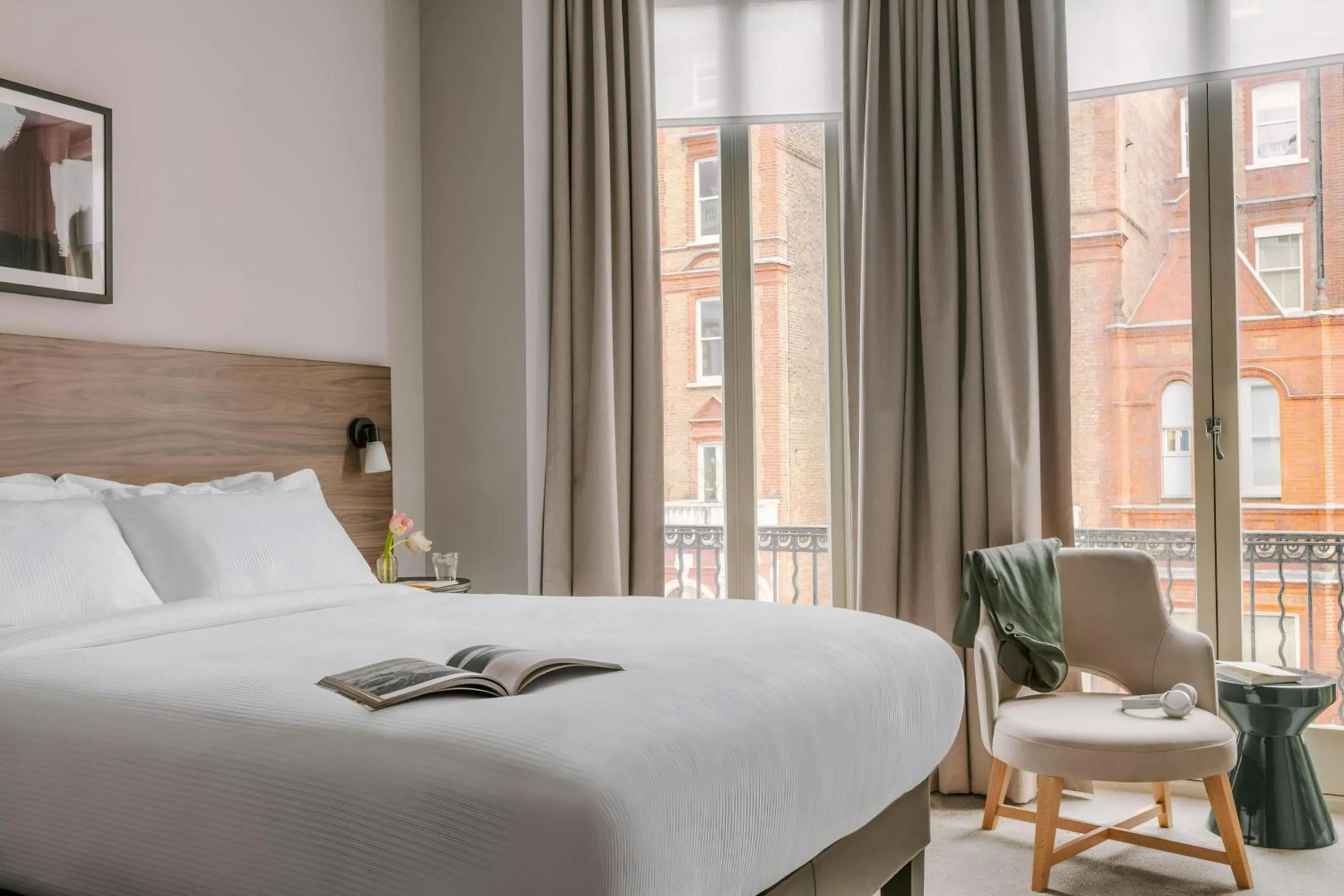 Bedroom, Bed in The Gilbert Hotel Kensington, Sonder Hotel by Marriott Bonvoy
