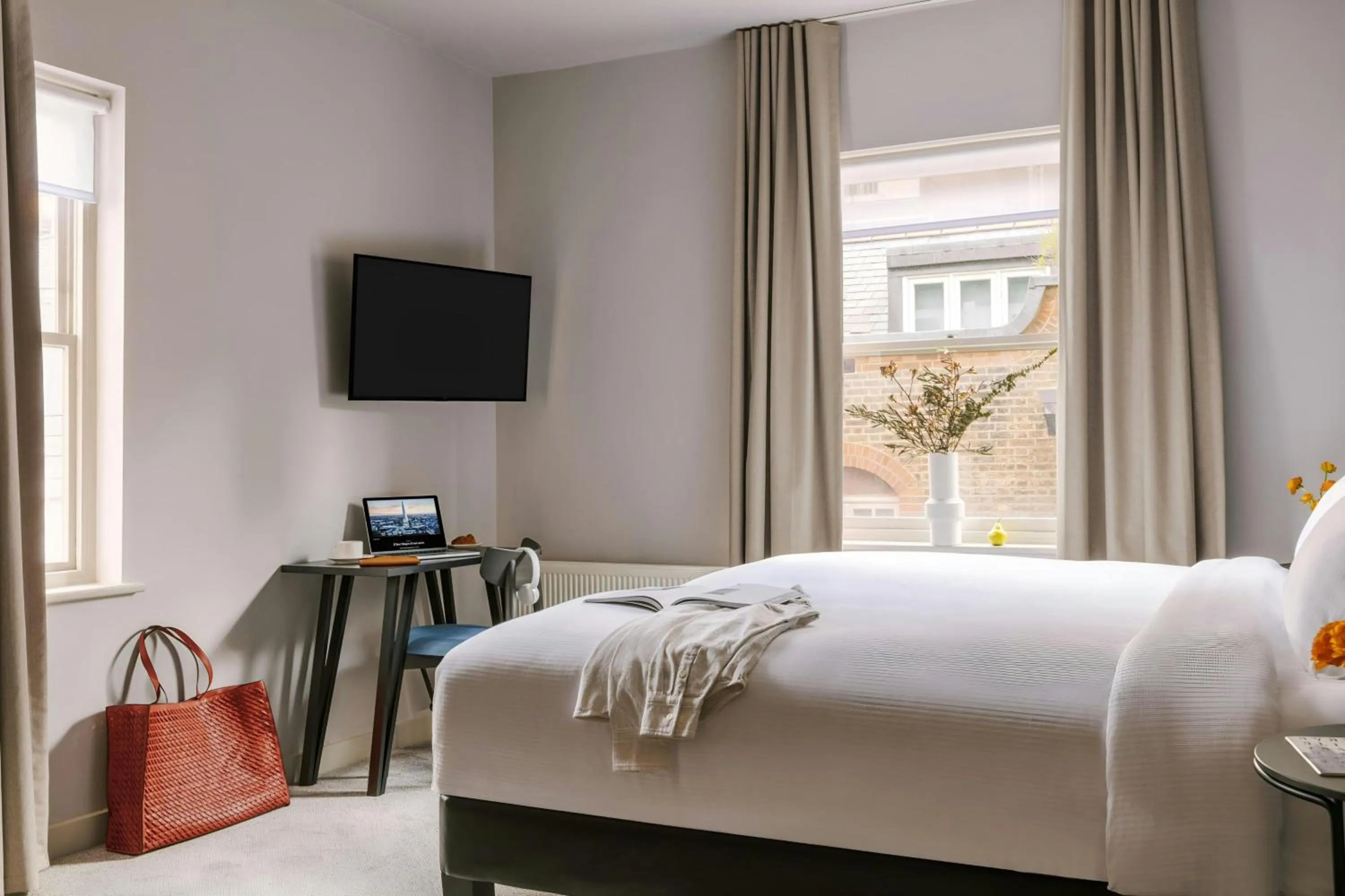 Bedroom, Bed in The Gilbert Hotel Kensington, Sonder Hotel by Marriott Bonvoy
