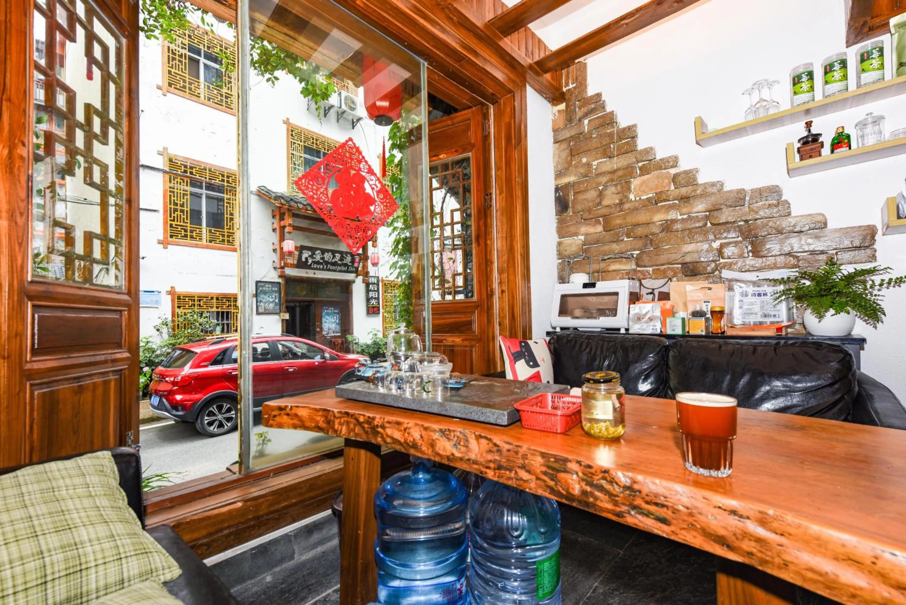 Coffee/tea facilities in Destination Youth Hostel-Walk 5 minutes to east entrance of national park,Coffee,Book tickets,Laundry service,Experienced tour guide service