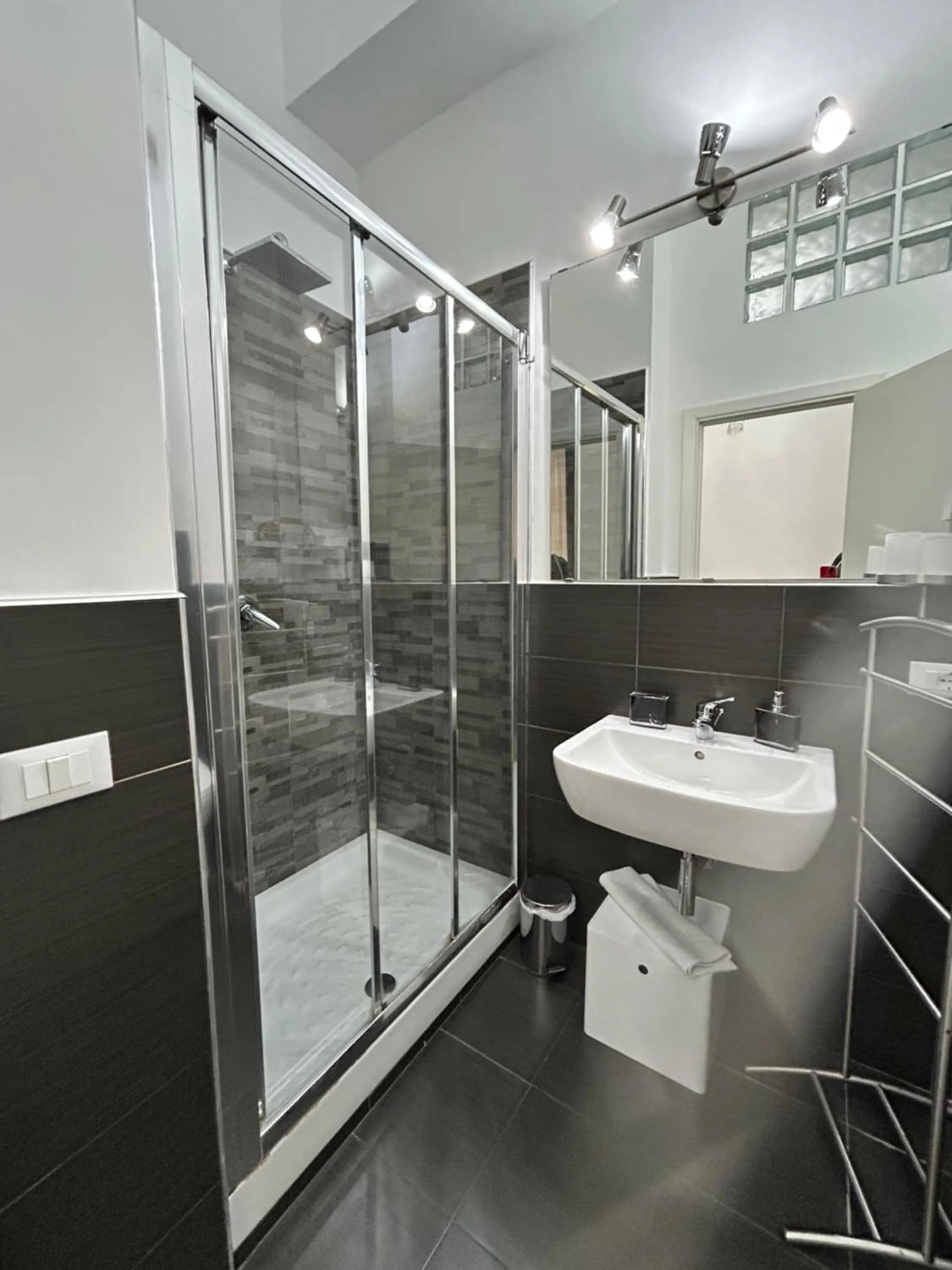 Shower in B&B Paolo e Mariella