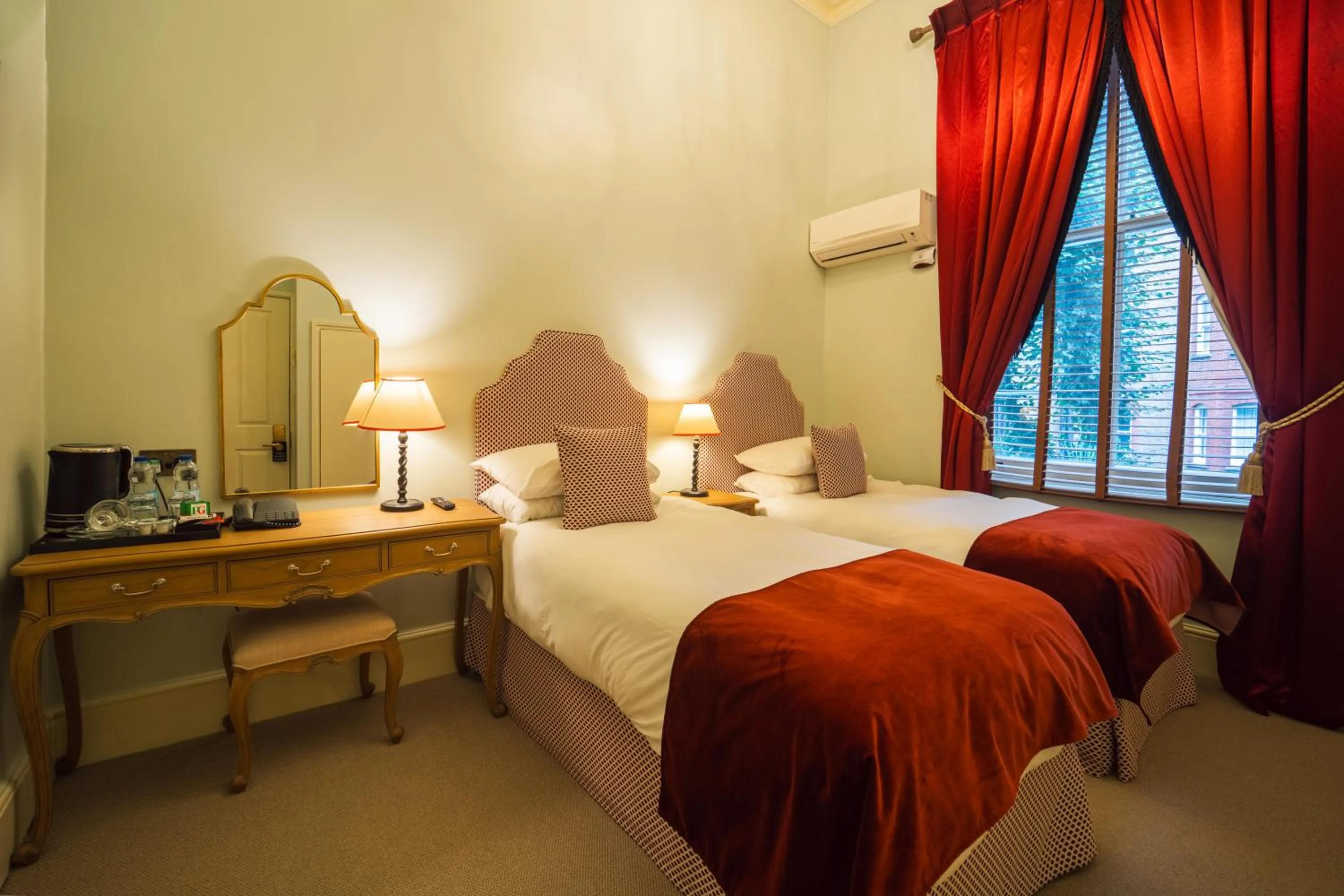 Photo of the whole room, Bed in Twenty Nevern Square Hotel