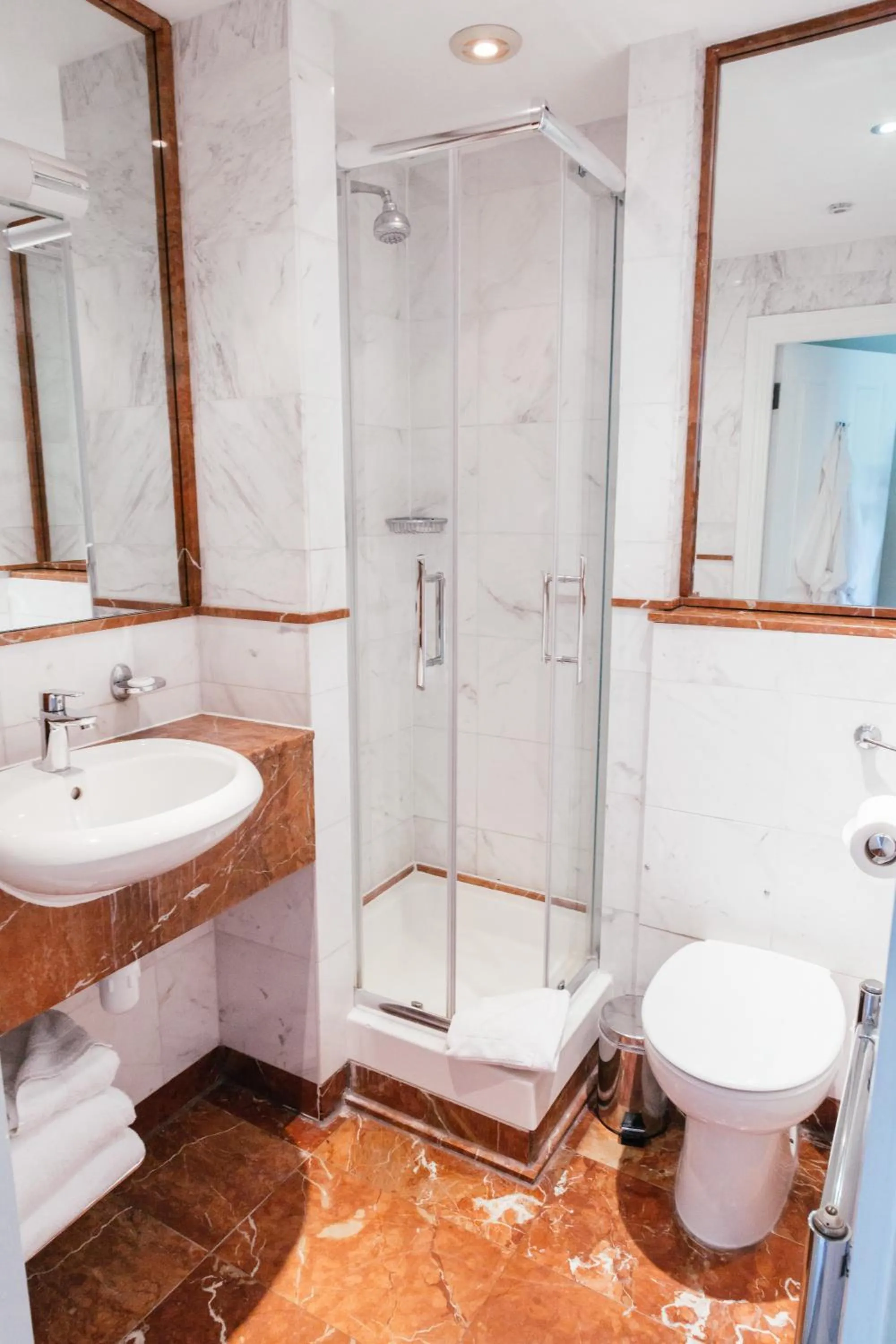 Shower in Twenty Nevern Square Hotel