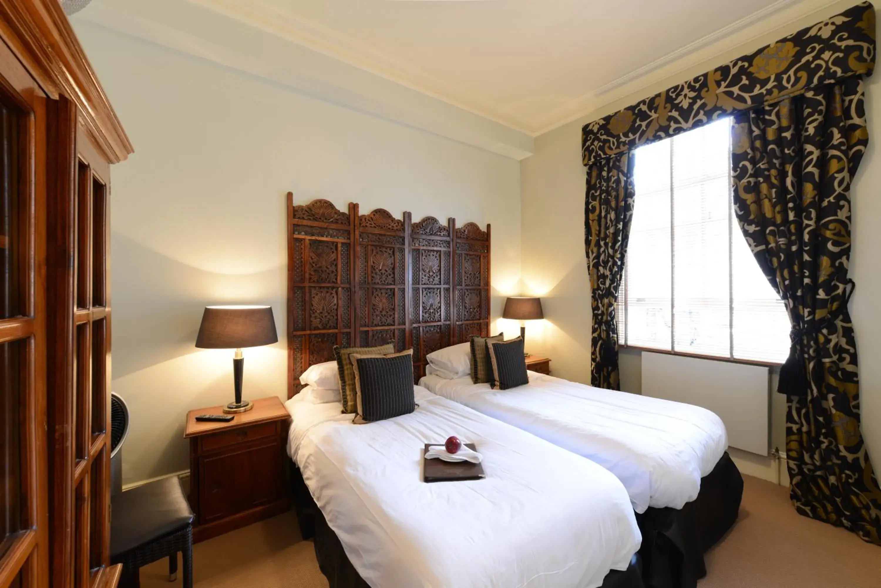 Luxury Twin Room in Twenty Nevern Square Hotel Luxury Twin Room in Twenty Nevern Square Hotel