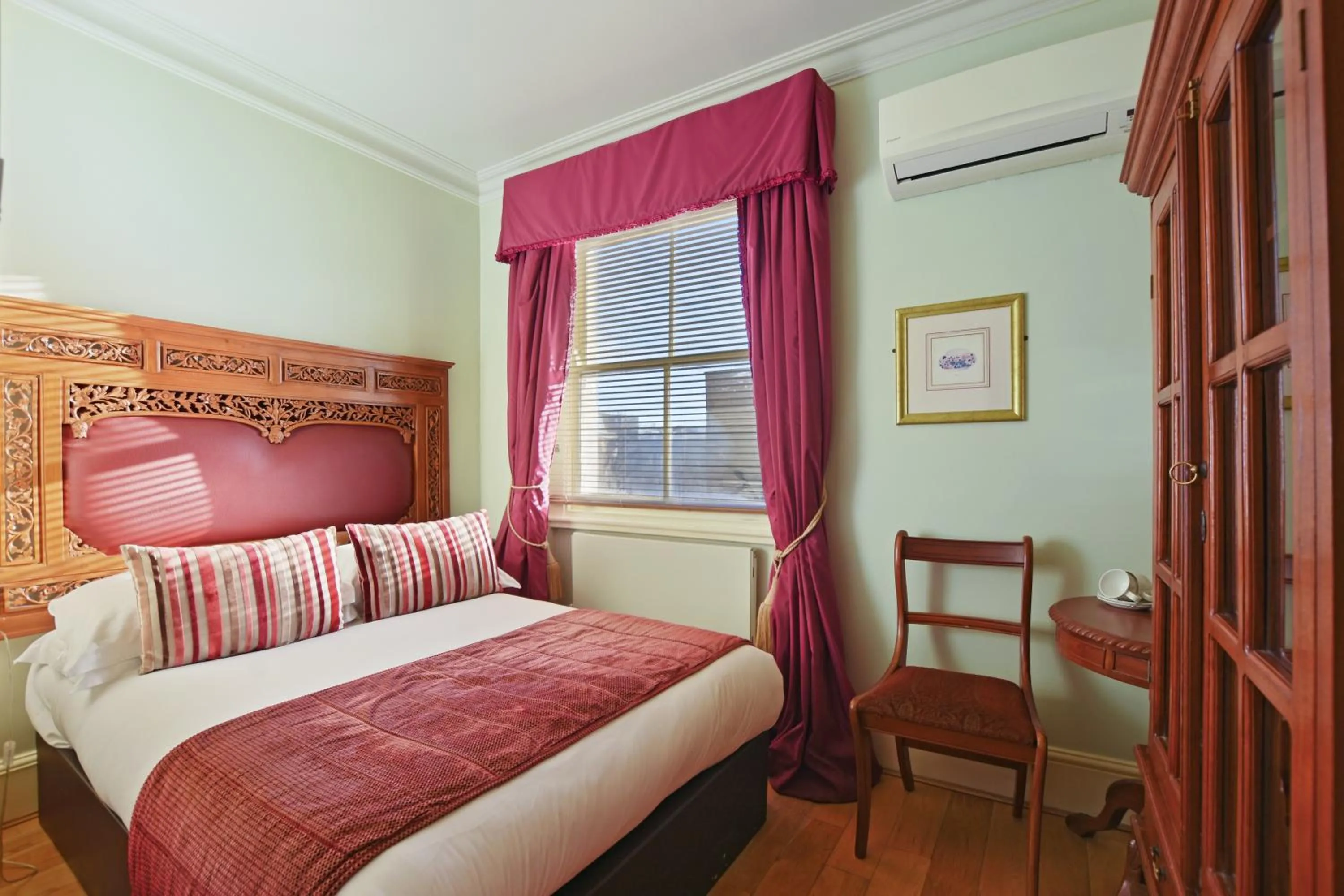 Photo of the whole room, Bed in Twenty Nevern Square Hotel