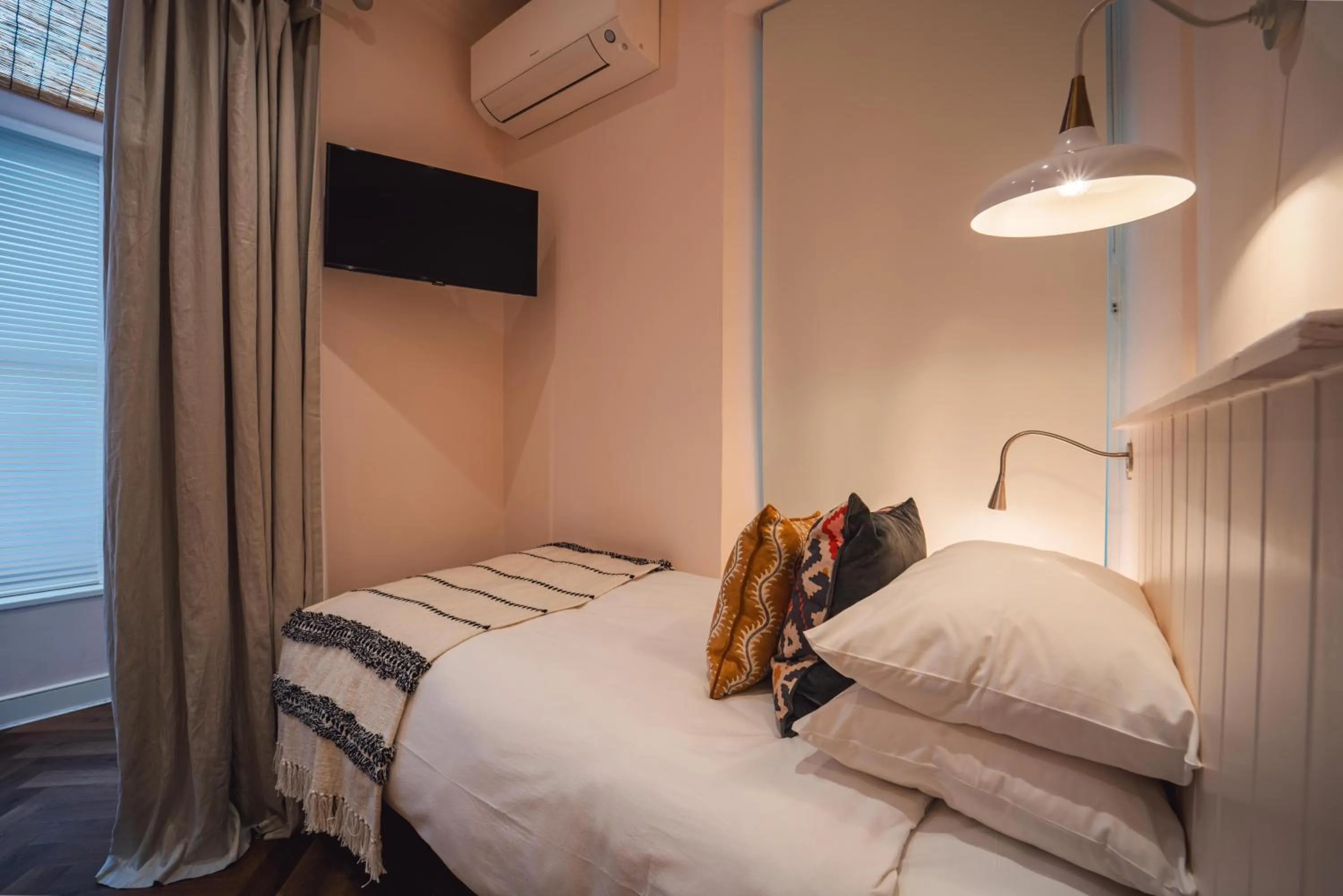 air conditioner, Bed in Twenty Nevern Square Hotel
