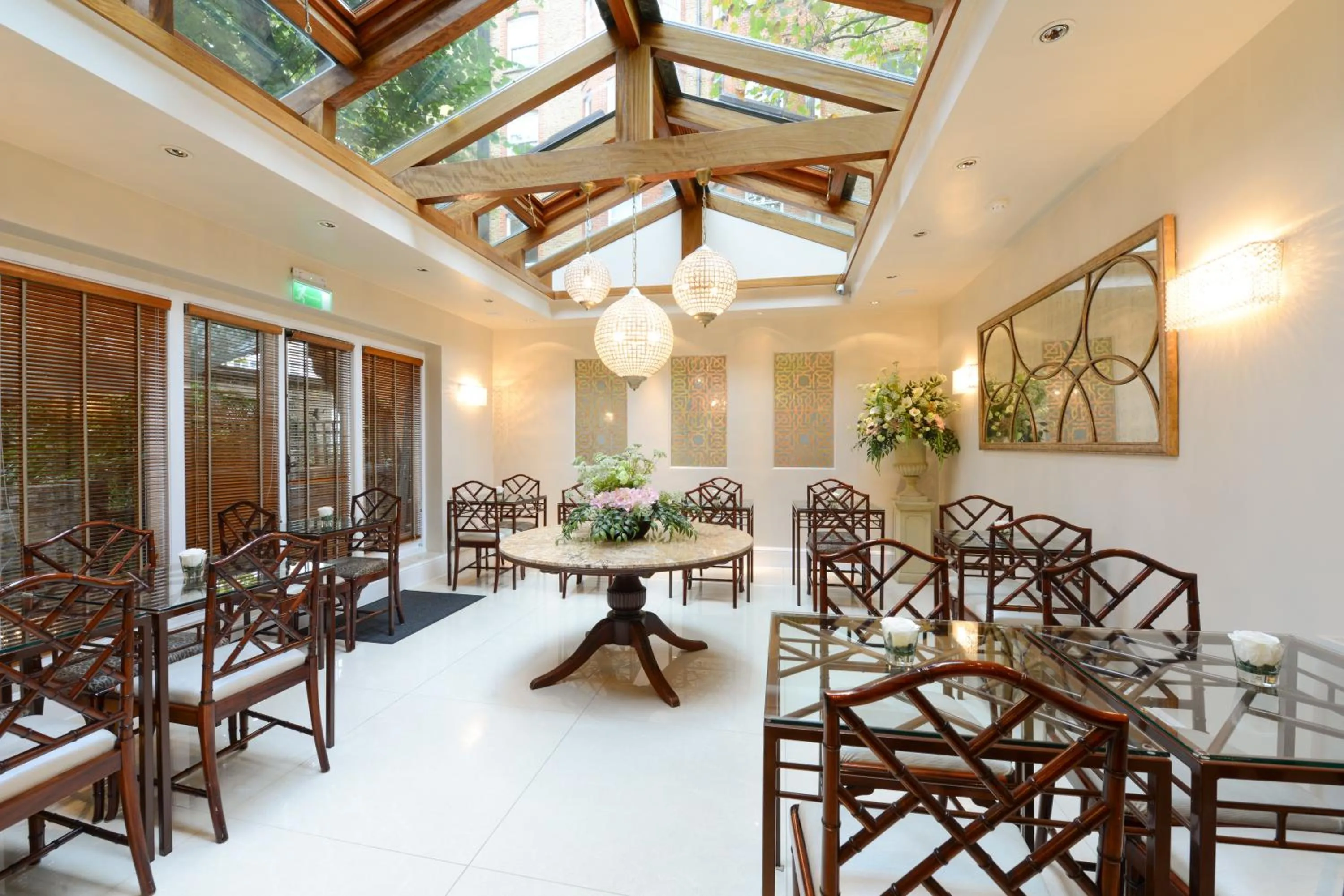 Restaurant/places to eat in Twenty Nevern Square Hotel