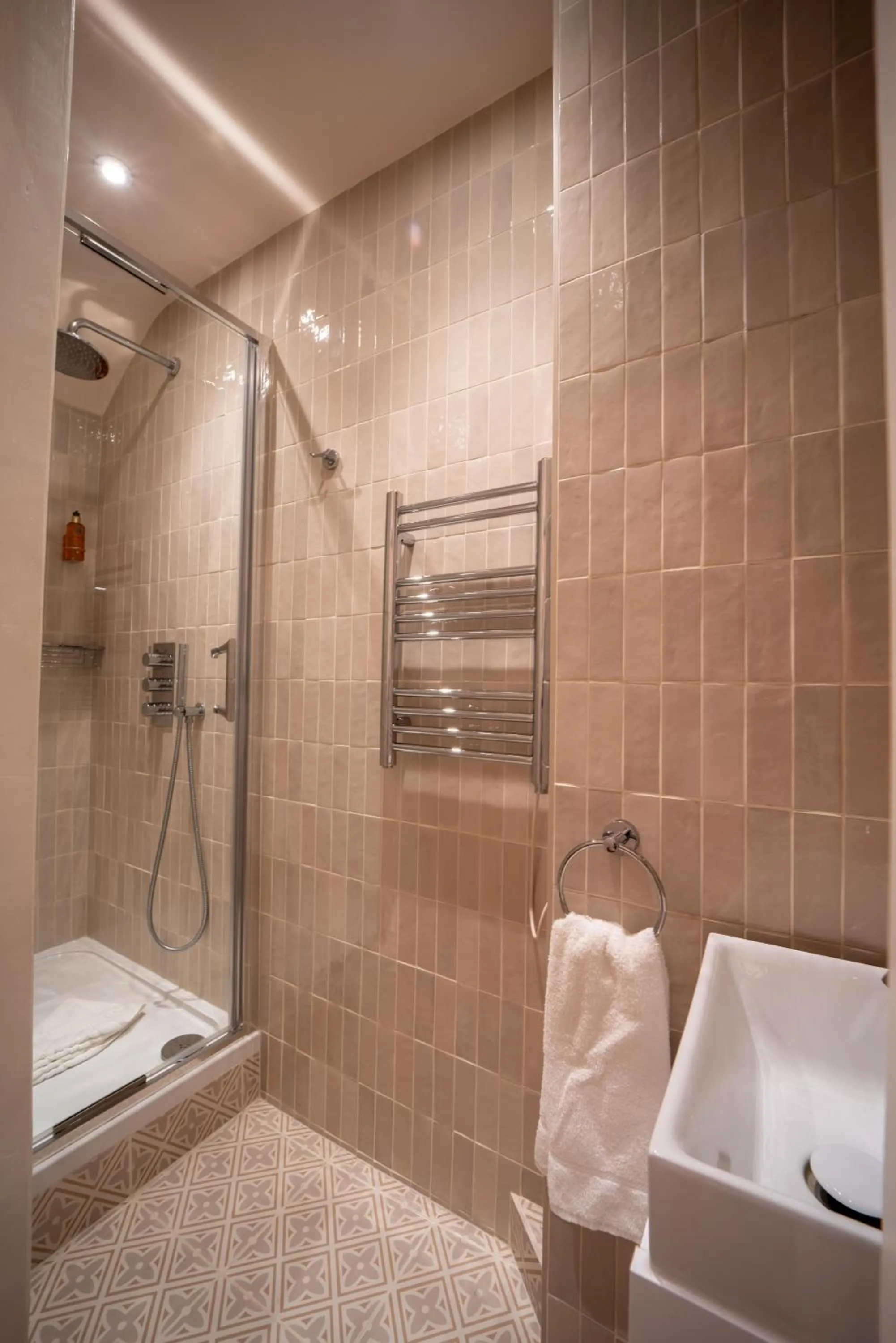 Shower in Twenty Nevern Square Hotel